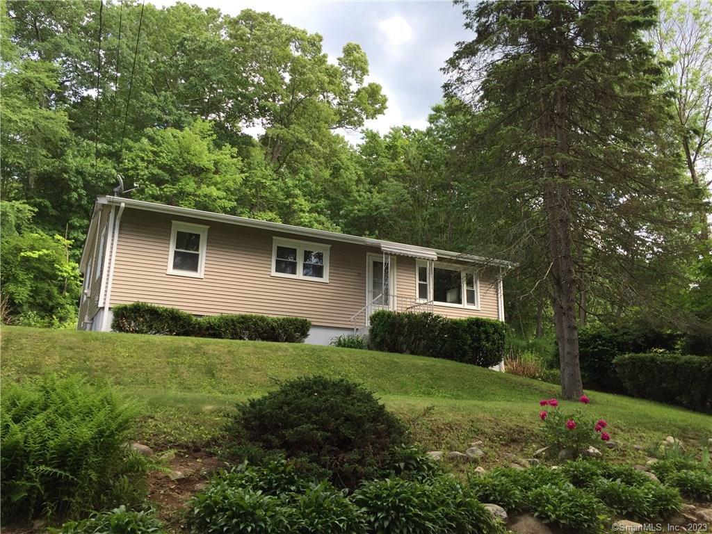 Cherokee Road, Oxford, Connecticut - 3 Bedrooms  
2 Bathrooms  
6 Rooms - 