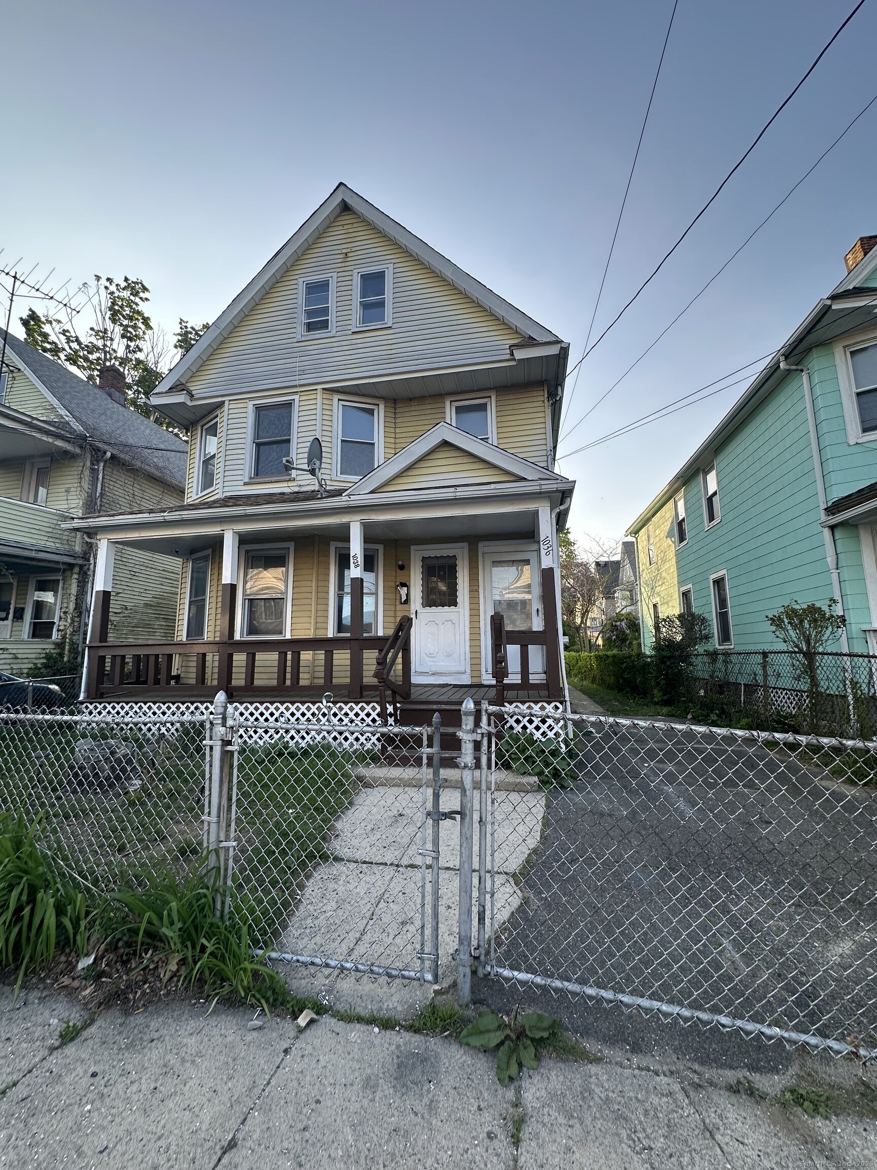Maplewood Avenue 2, Bridgeport, Connecticut - 3 Bedrooms  
2 Bathrooms  
6 Rooms - 