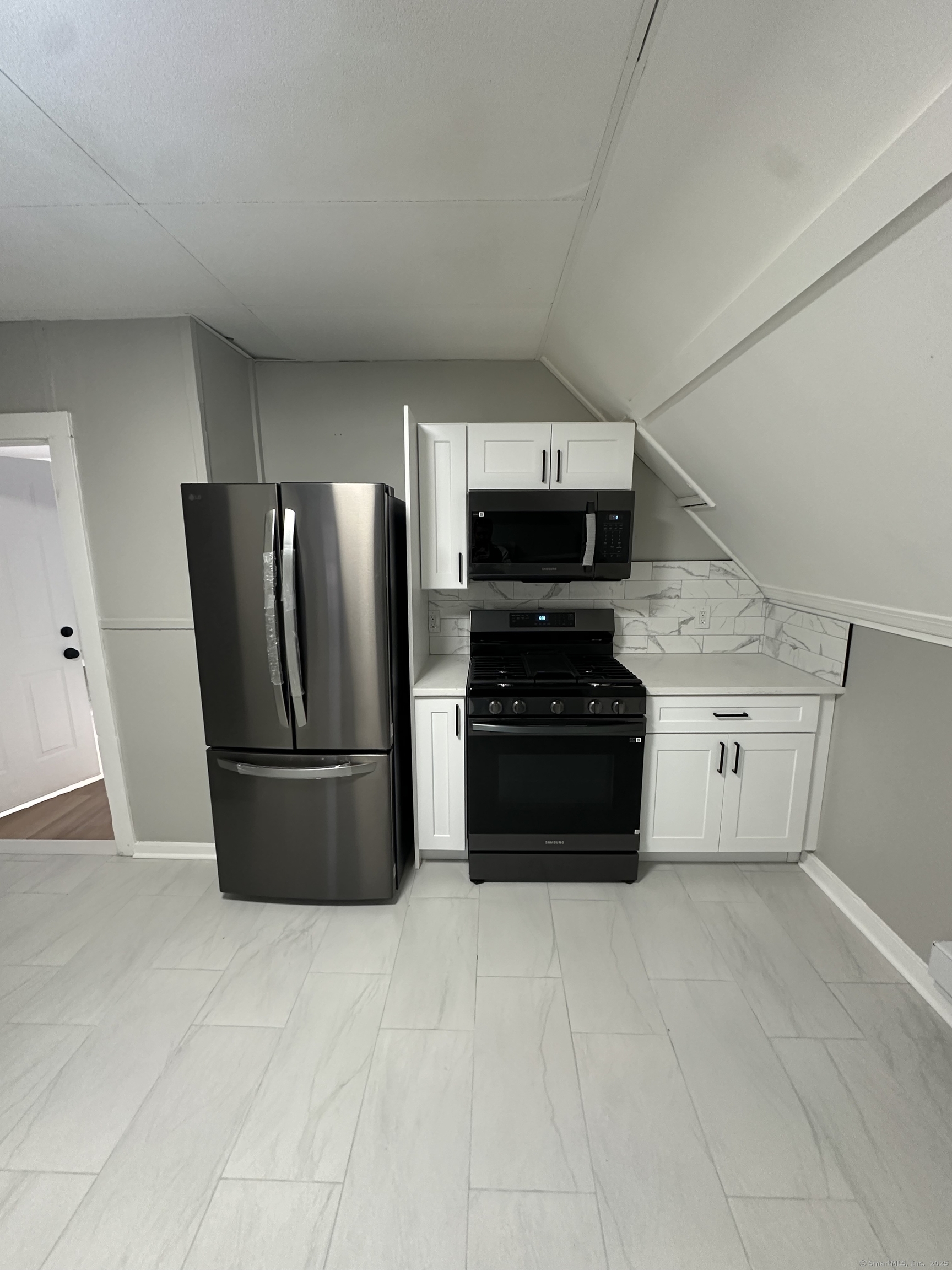 Hart Street 3, New Britain, Connecticut - 2 Bedrooms  
1 Bathrooms  
4 Rooms - 