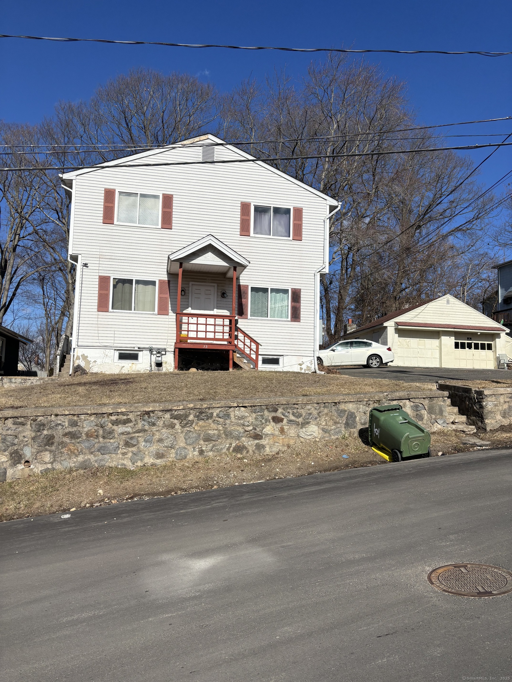 Woodward Avenue 1, Waterbury, Connecticut - 3 Bedrooms  
1 Bathrooms  
6 Rooms - 