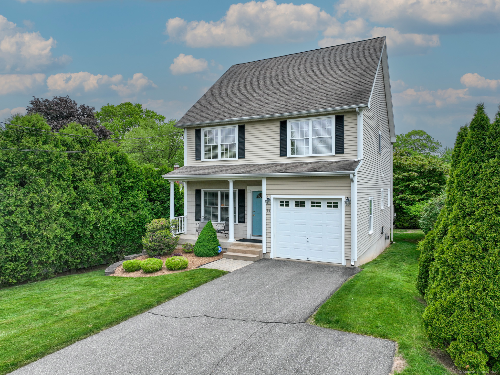 E Ridge Road, Middletown, Connecticut - 3 Bedrooms  
3 Bathrooms  
6 Rooms - 