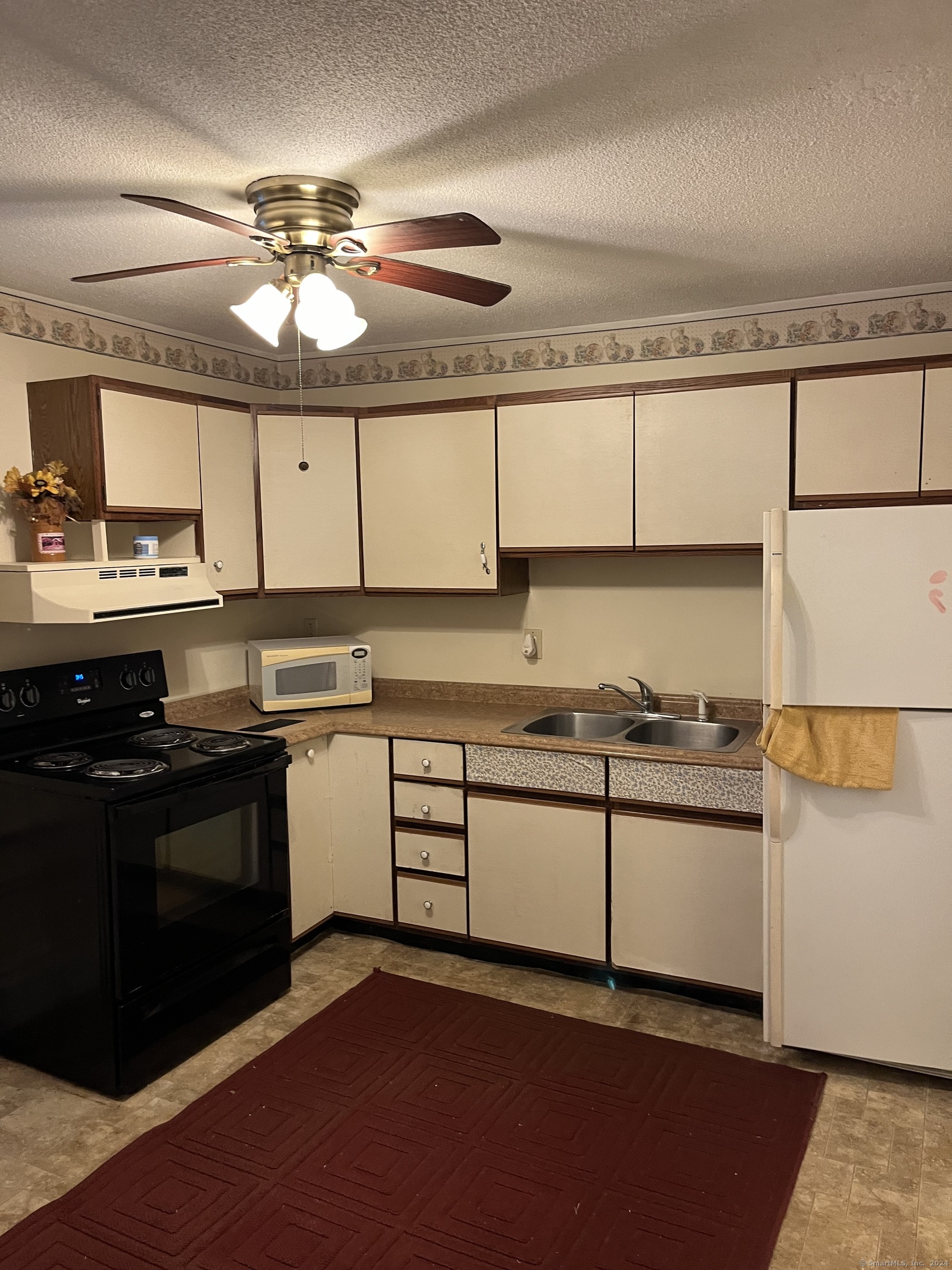 Rental Property at 297 W Thames Street 1, Norwich, Connecticut - Bedrooms: 2 
Bathrooms: 1 
Rooms: 4  - $1,200 MO.