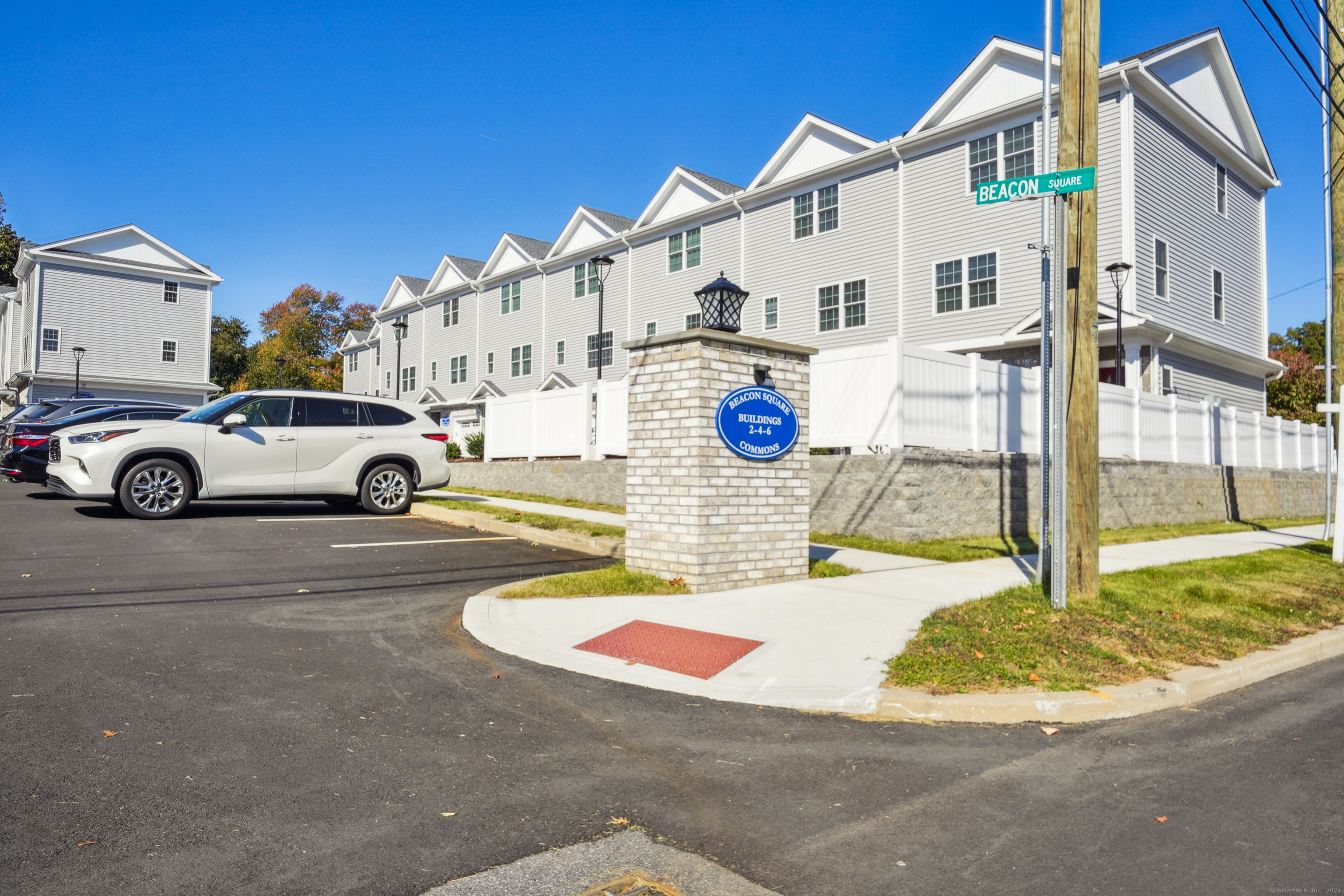 Rental Property at 2 Beacon Square 8, Fairfield, Connecticut - Bedrooms: 1 
Bathrooms: 2 
Rooms: 3  - $2,499 MO.