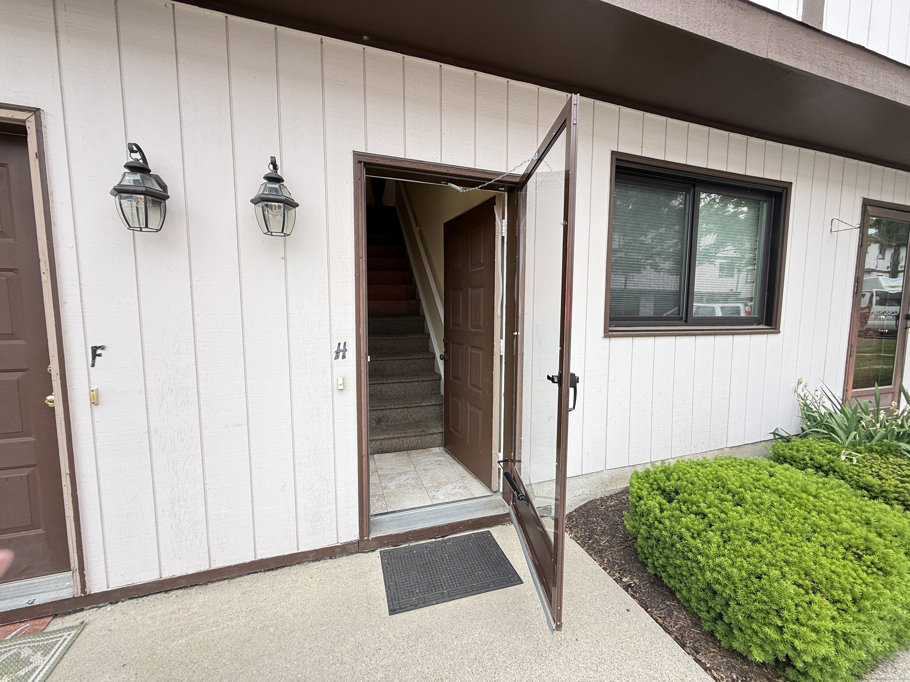 Crows Nest Lane 4H, Danbury, Connecticut - 2 Bedrooms  
2 Bathrooms  
4 Rooms - 