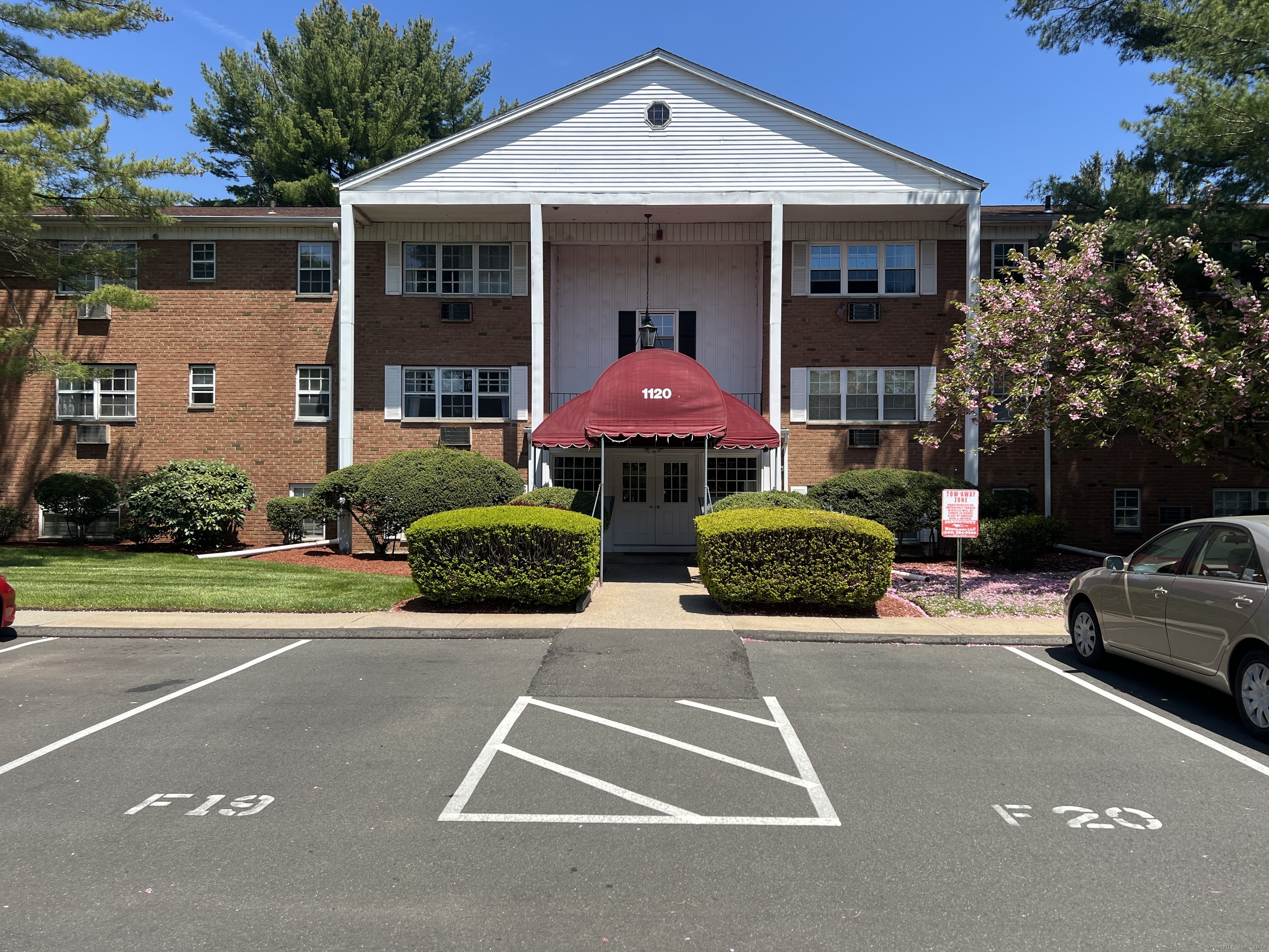 Rental Property at 1120 New Haven Avenue 137, Milford, Connecticut - Bedrooms: 1 
Bathrooms: 1 
Rooms: 3  - $1,750 MO.