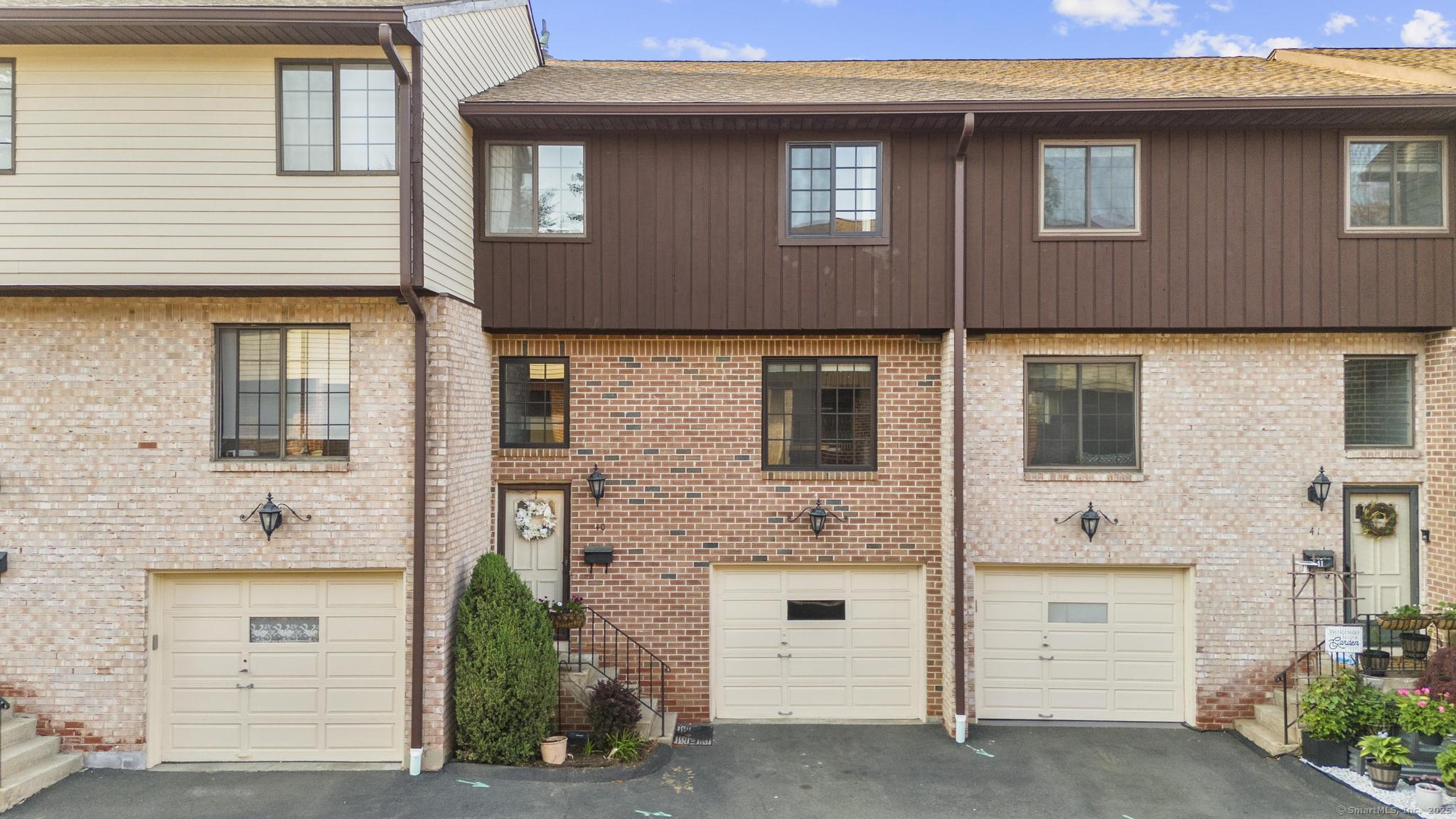 Strawberry Hill Avenue 40, Stamford, Connecticut - 2 Bedrooms  
3 Bathrooms  
5 Rooms - 