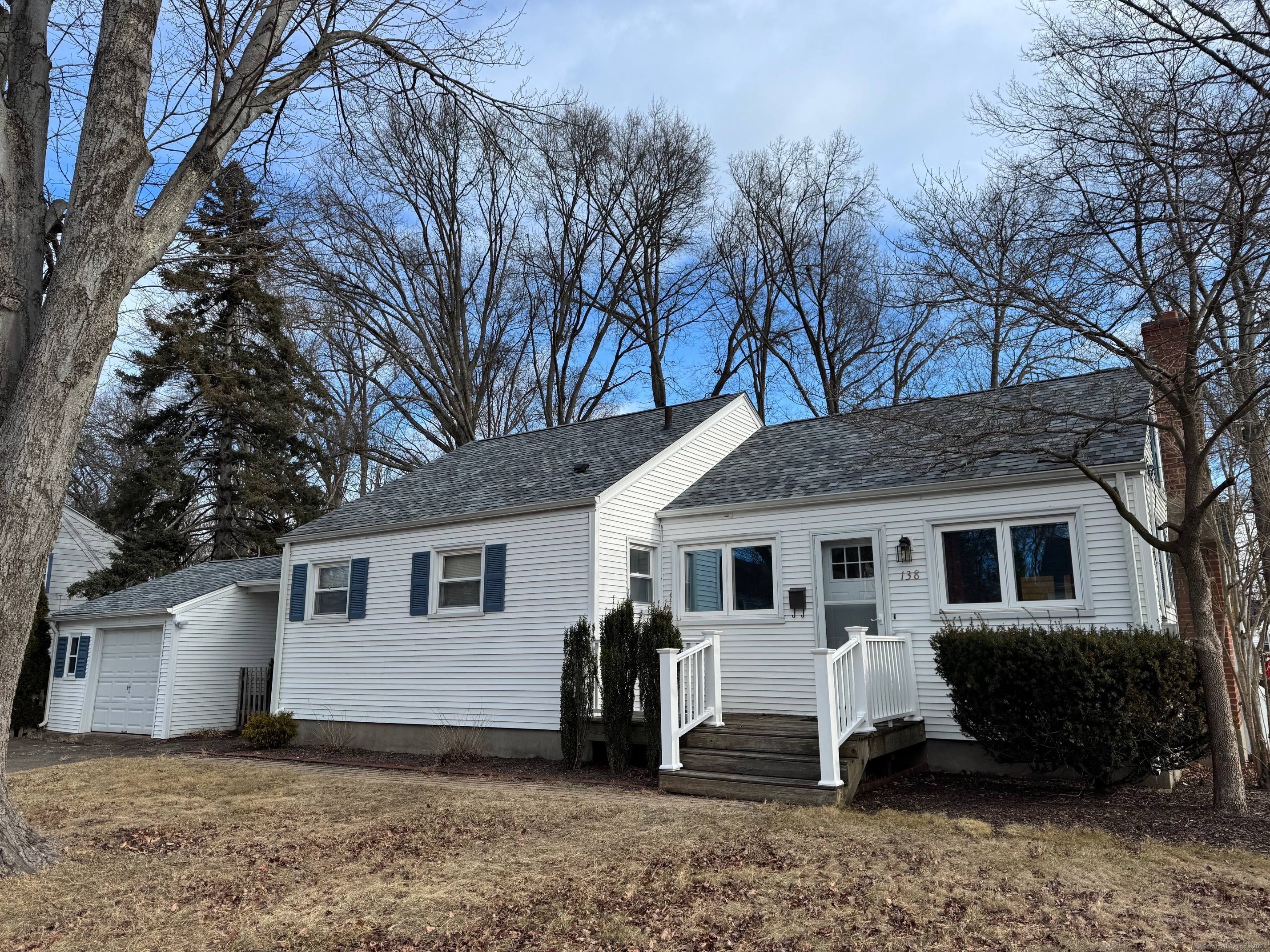 Rental Property at Somerset Street, West Hartford, Connecticut - Bedrooms: 2 
Bathrooms: 2 
Rooms: 5  - $2,400 MO.