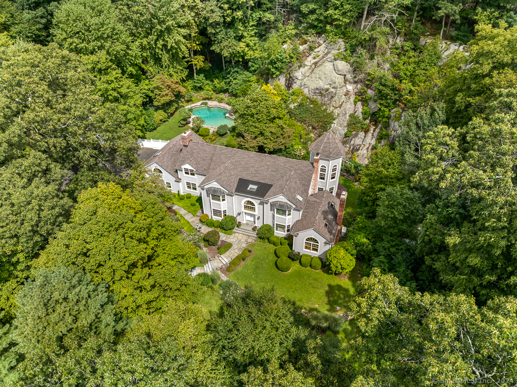 168 Lost District Drive, New Canaan, Connecticut - 5 Bedrooms  
5 Bathrooms  
17 Rooms - 