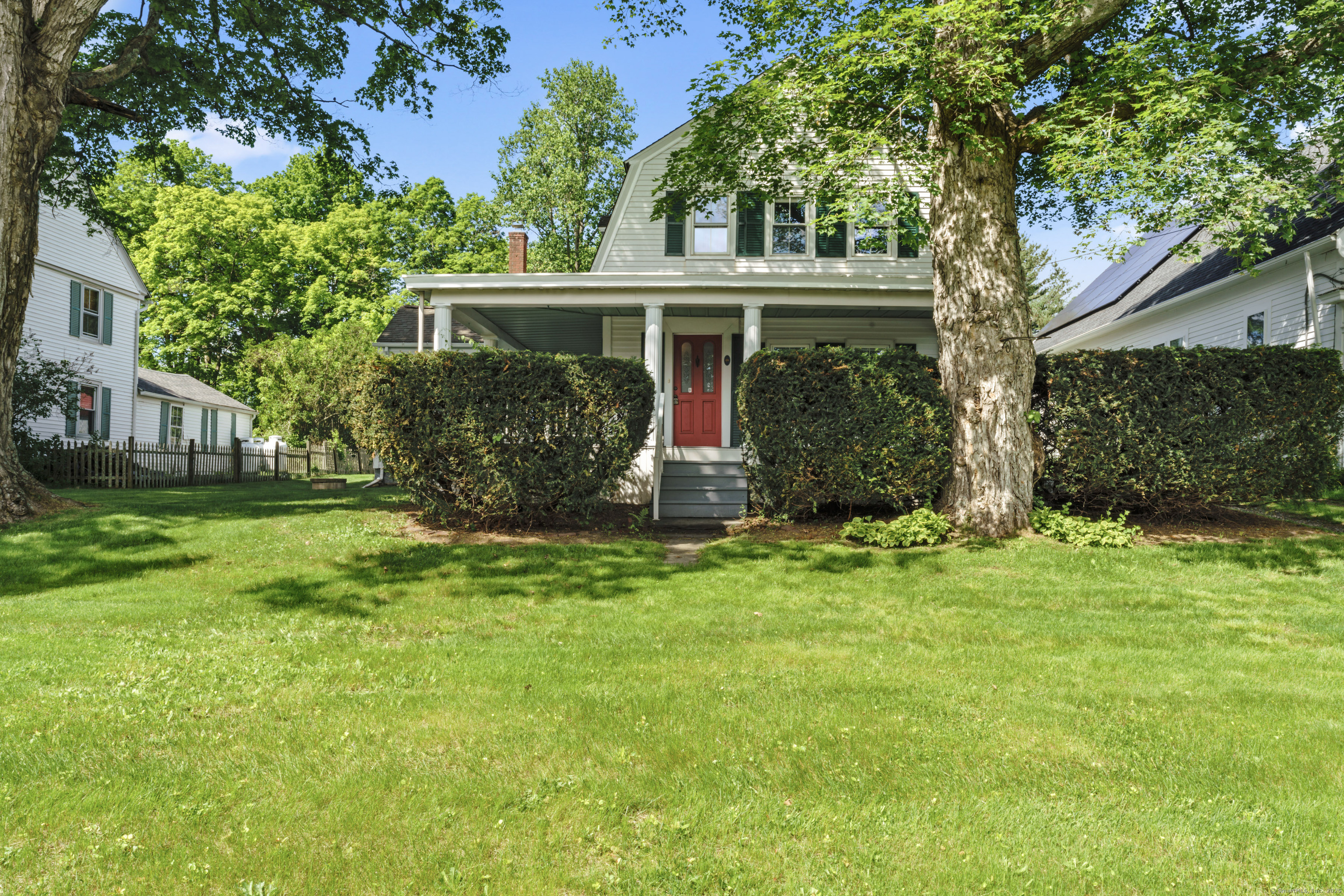 Tolland Green, Tolland, Connecticut - 3 Bedrooms  
2 Bathrooms  
8 Rooms - 