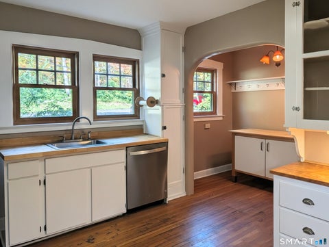 Tiny photo for 127 Roger Road, New Haven, CT 06515 (MLS # 24215563)