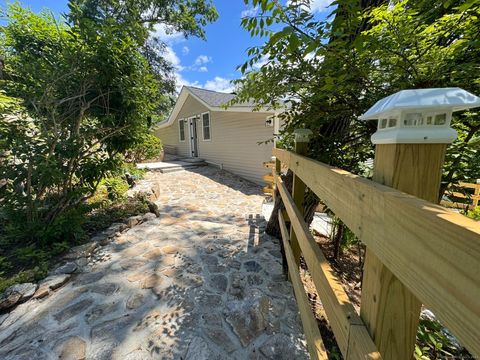 22 Hemlock Trail Newtown CT 06482