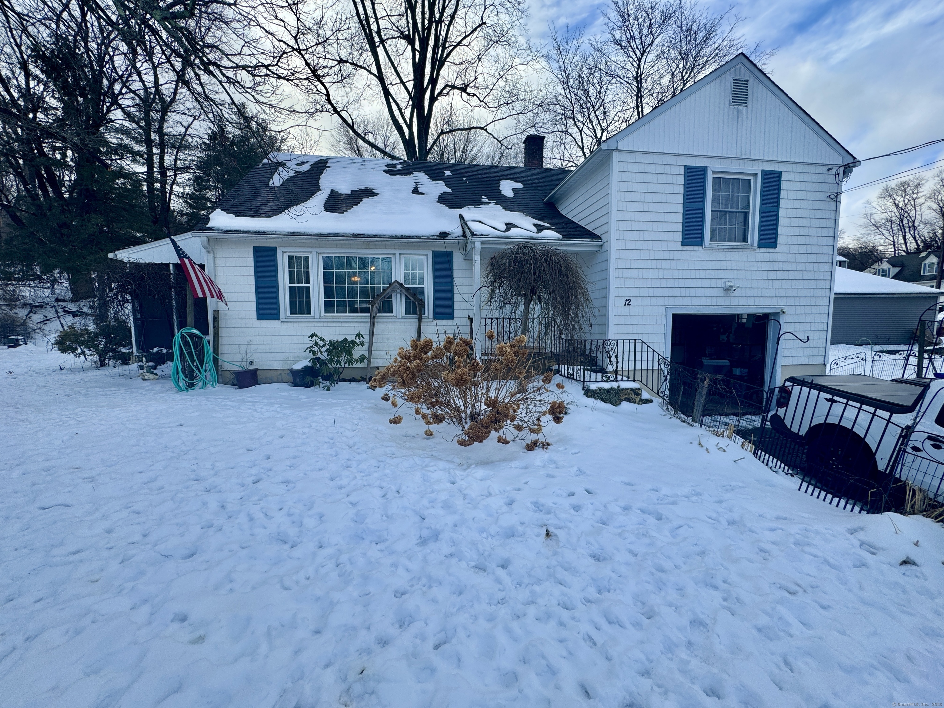 Oregon Street, Torrington, Connecticut - 3 Bedrooms  
1 Bathrooms  
5 Rooms - 