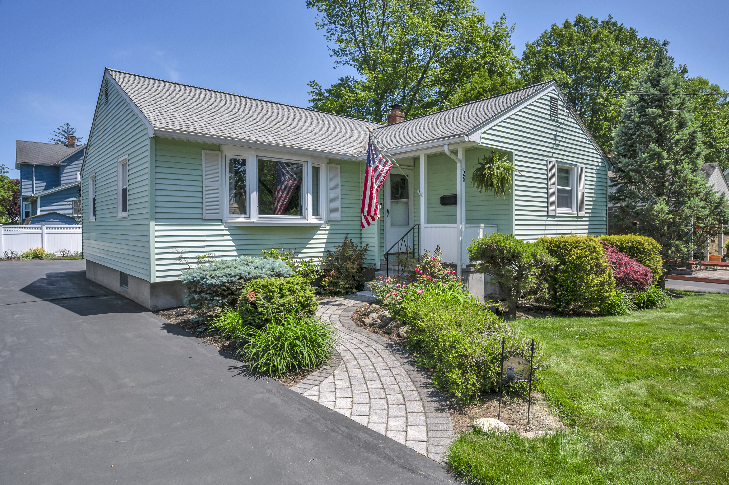 Vivian Street, Newington, Connecticut - 3 Bedrooms  
1 Bathrooms  
5 Rooms - 