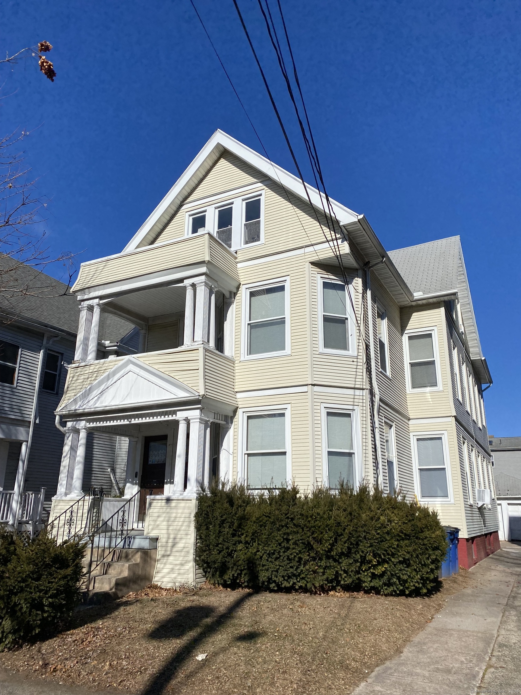 Elm Street, New Haven, Connecticut - 2 Bedrooms  
1 Bathrooms  
5 Rooms - 