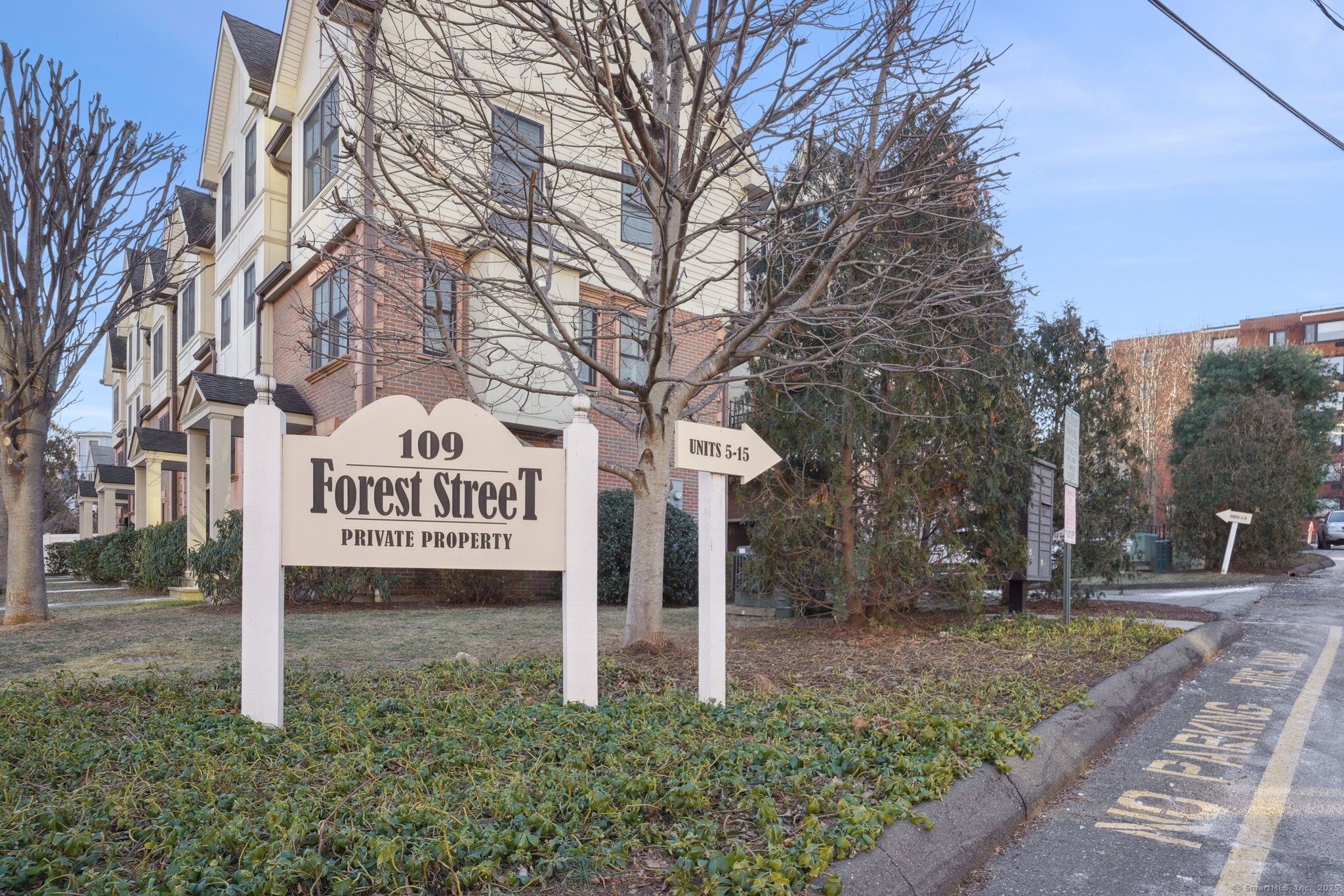 Rental Property at 109 Forest Street Apt 14, Stamford, Connecticut - Bedrooms: 3 
Bathrooms: 3 
Rooms: 6  - $4,050 MO.