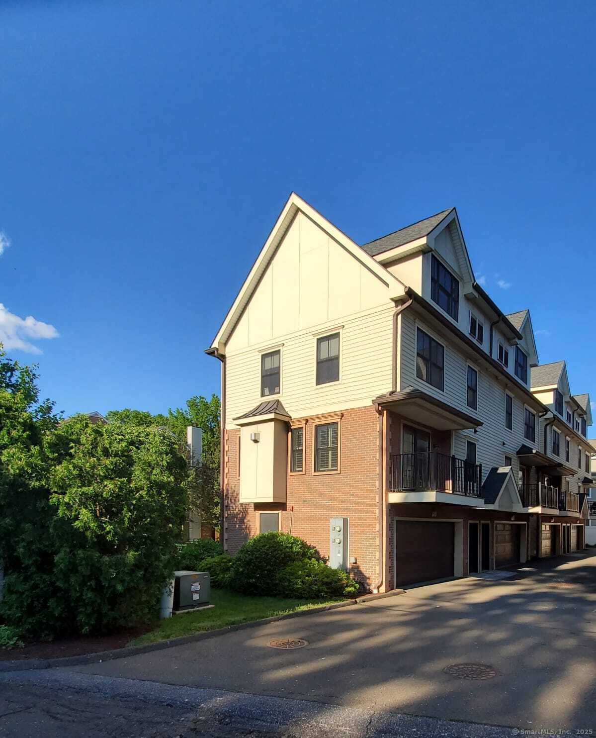 Rental Property at Forest Street Apt 14, Stamford, Connecticut - Bedrooms: 3 
Bathrooms: 3 
Rooms: 6  - $3,900 MO.