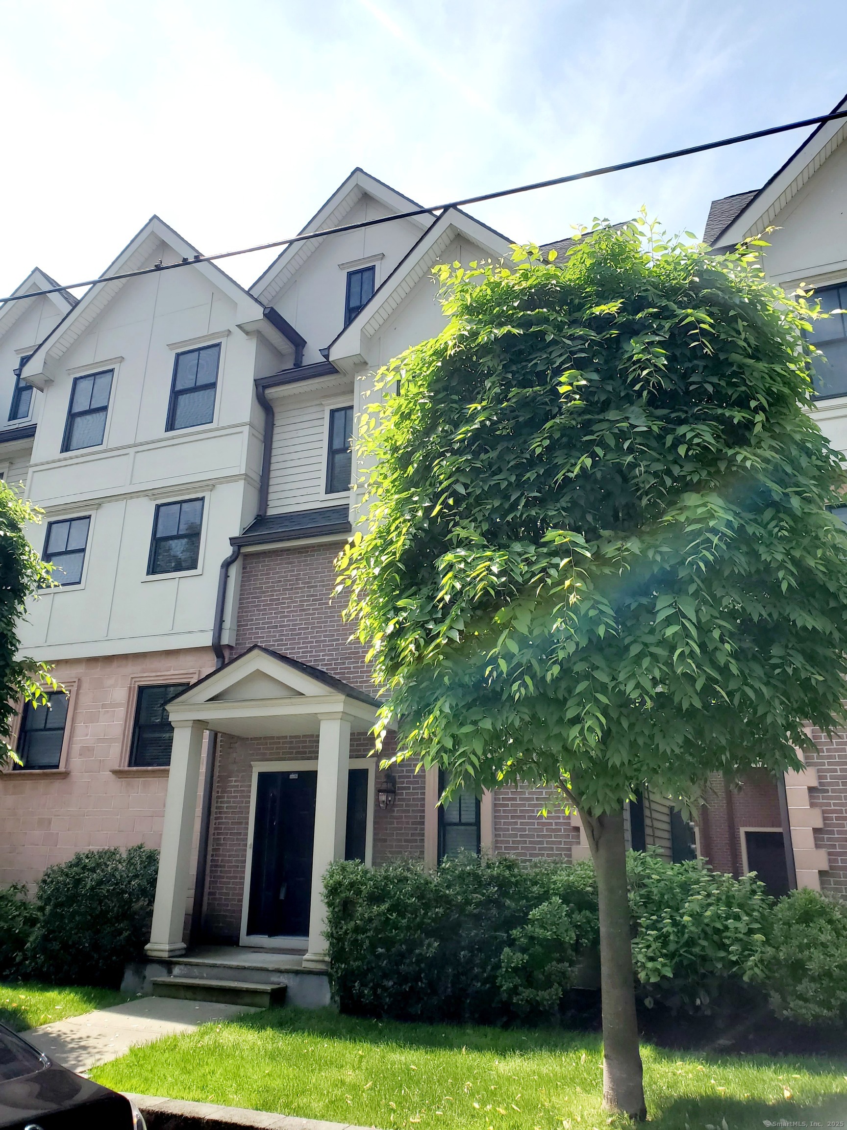 Forest Street Apt 14, Stamford, Connecticut - 3 Bedrooms  
3 Bathrooms  
6 Rooms - 