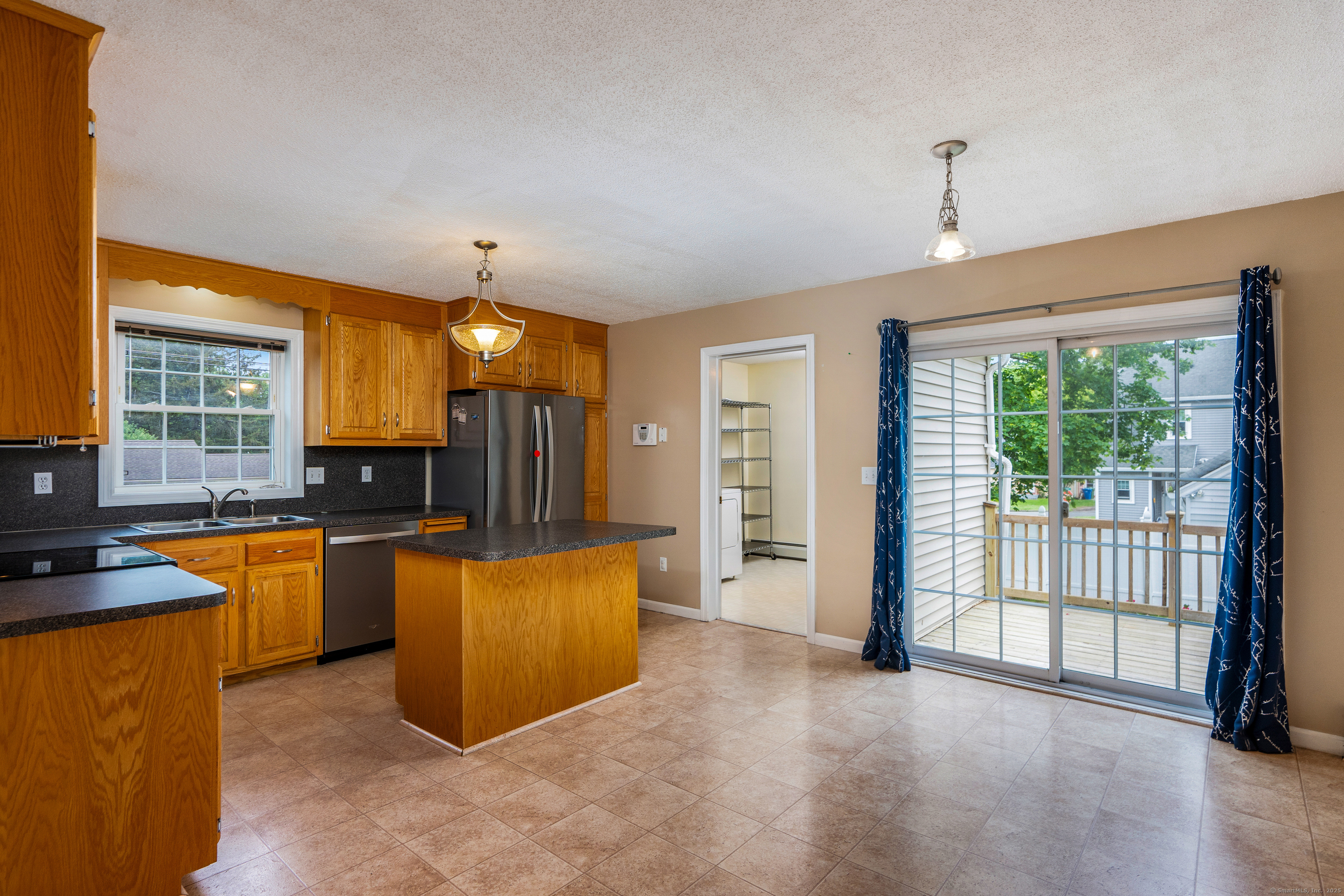 Middletown, Connecticut 06457, United States, 3 Bedrooms Bedrooms, ,3 BathroomsBathrooms,Residential,Active,148366