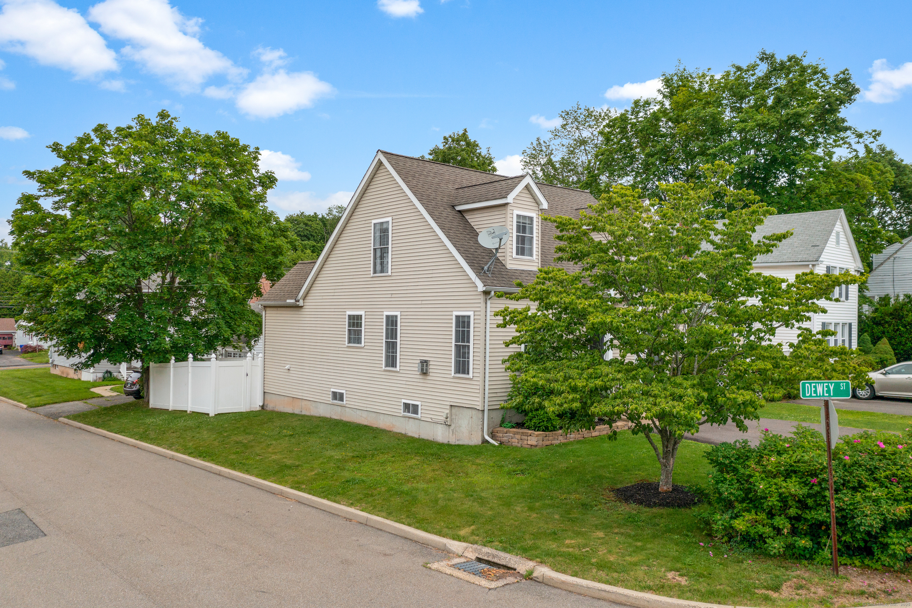 Middletown, Connecticut 06457, United States, 3 Bedrooms Bedrooms, ,3 BathroomsBathrooms,Residential,Active,148366