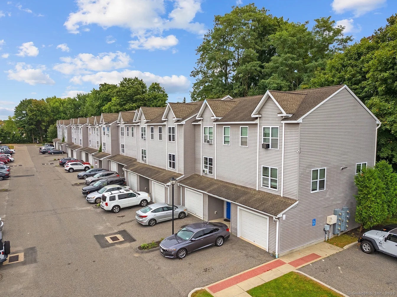 Rental Property at Chestnut St Extension 24, Danbury, Connecticut - Bedrooms: 2 
Bathrooms: 2 
Rooms: 4  - $2,945 MO.