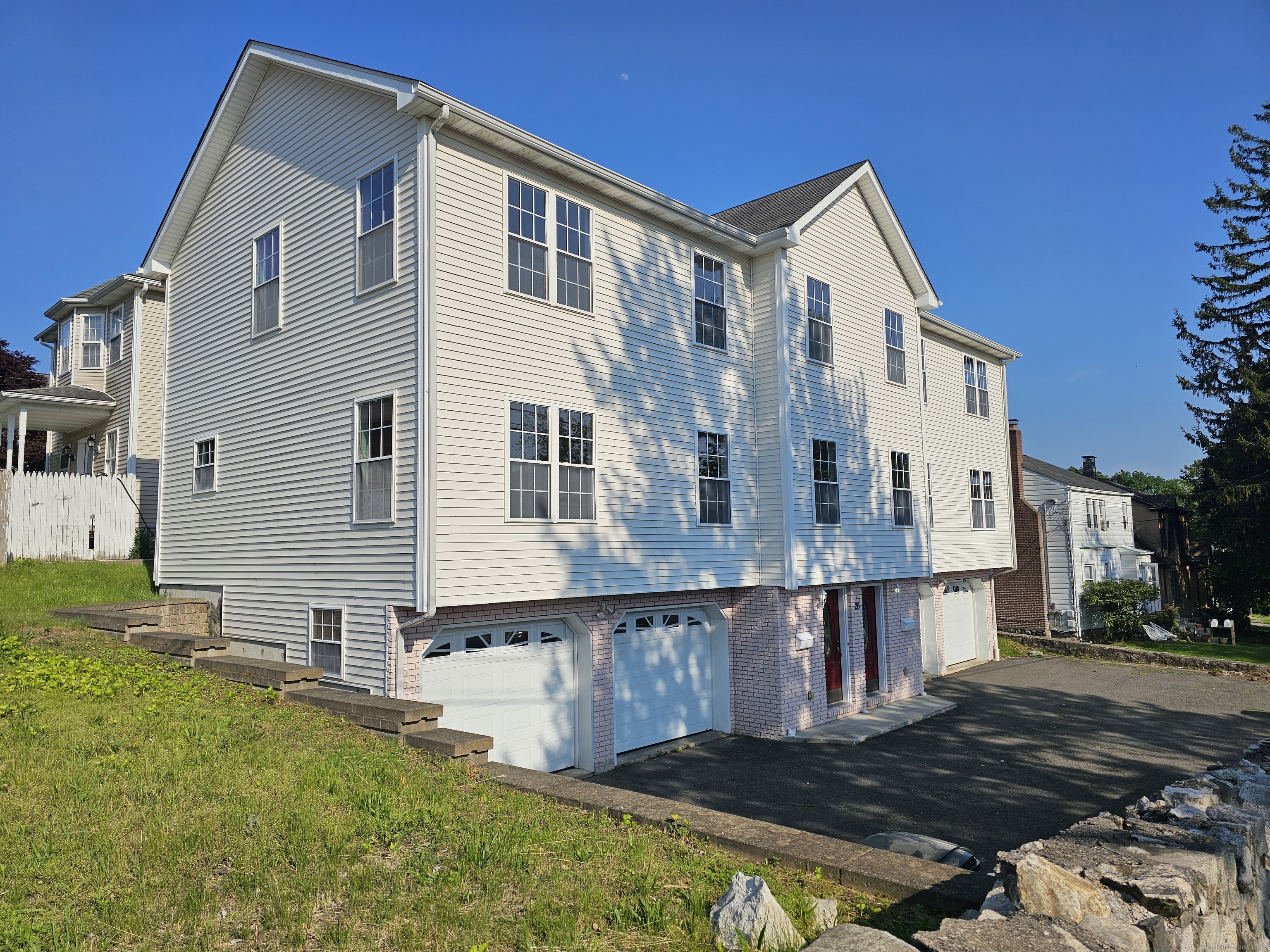Property for Sale at Roger Avenue, Danbury, Connecticut - Bedrooms: 6 
Bathrooms: 3.5 
Rooms: 10  - $869,900
