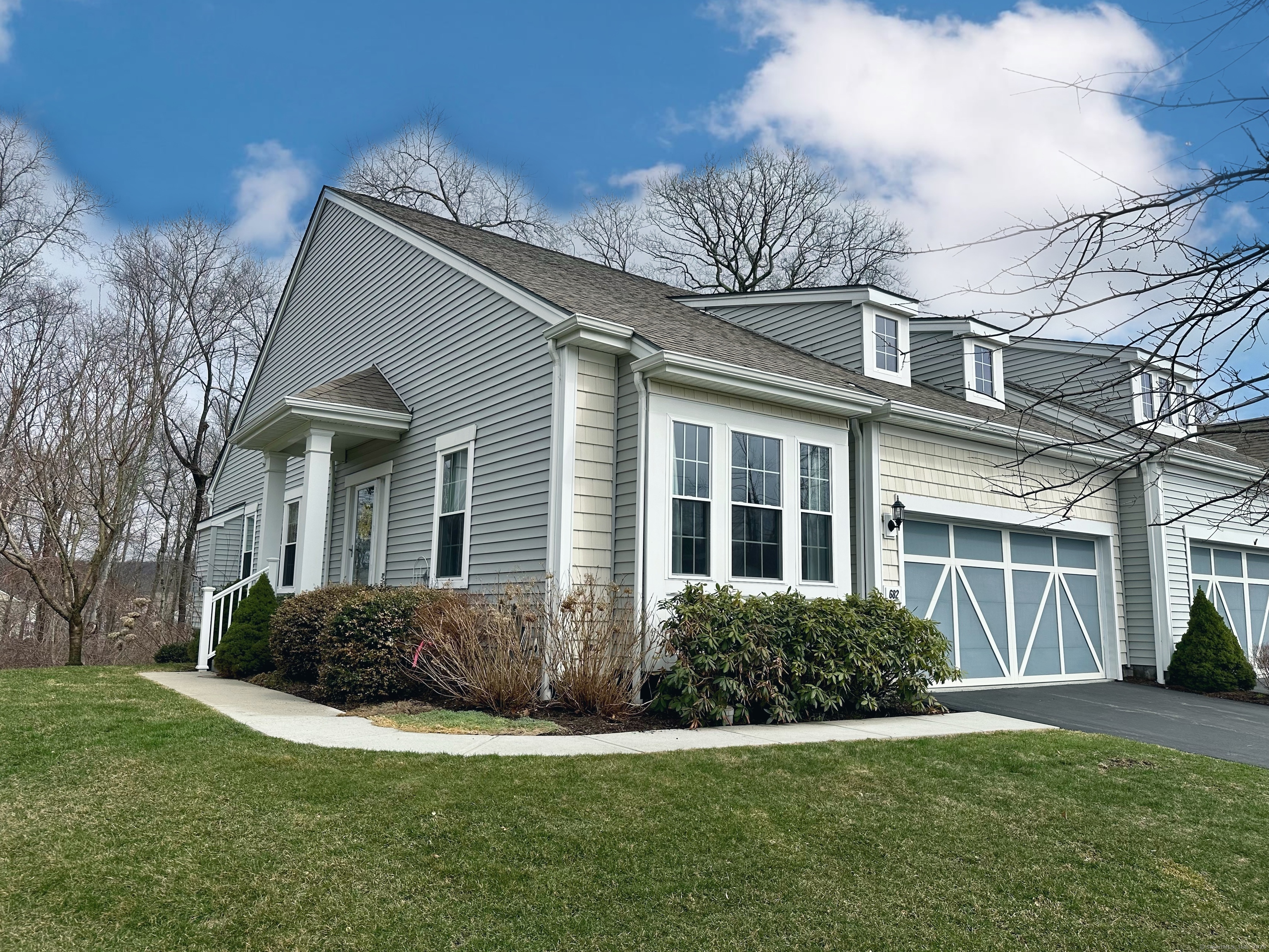 Championship Drive 682, Oxford, Connecticut - 2 Bedrooms  
2 Bathrooms  
6 Rooms - 
