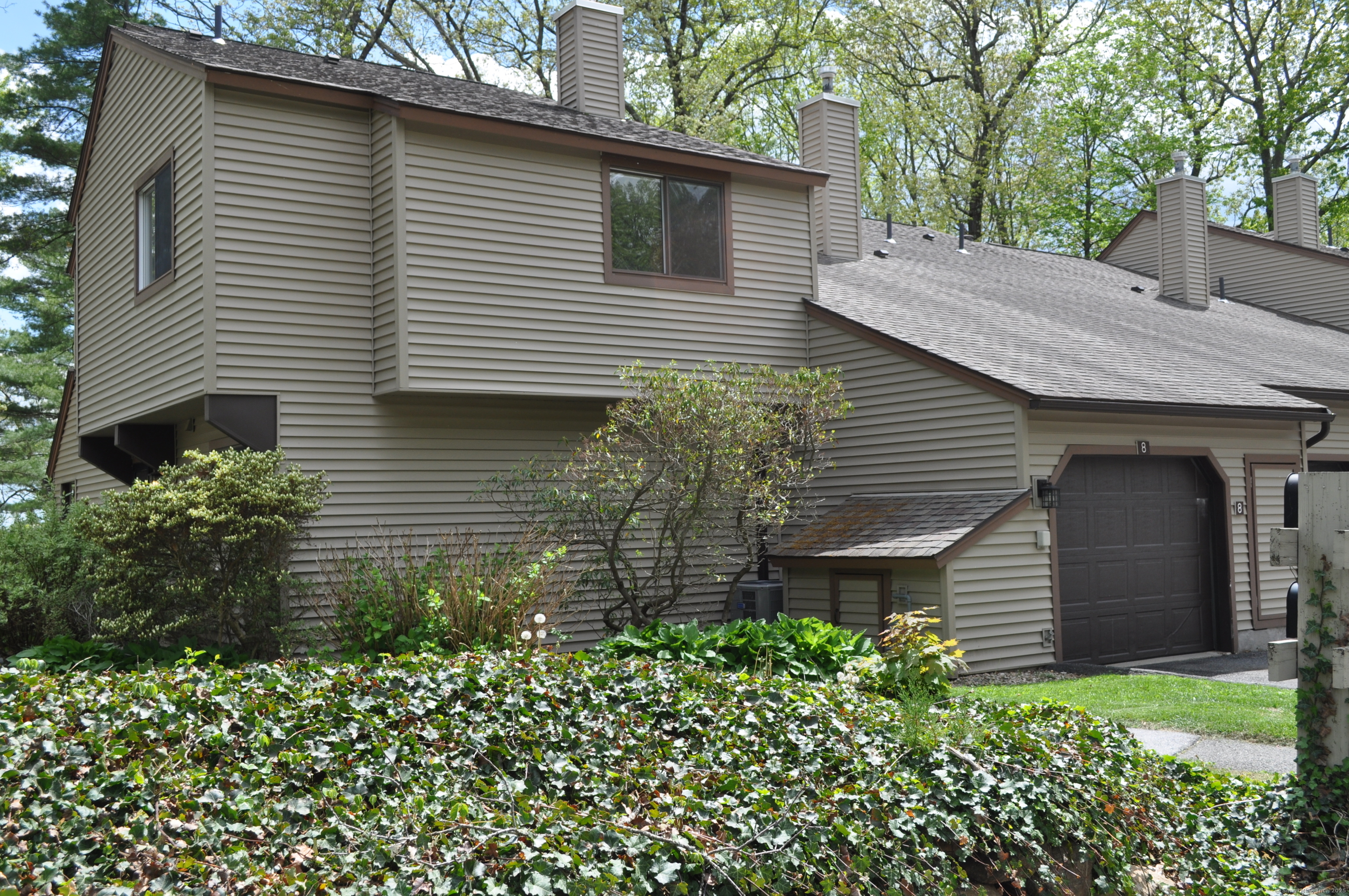 Sycamore Lane 8, Avon, Connecticut - 3 Bedrooms  
3 Bathrooms  
6 Rooms - 