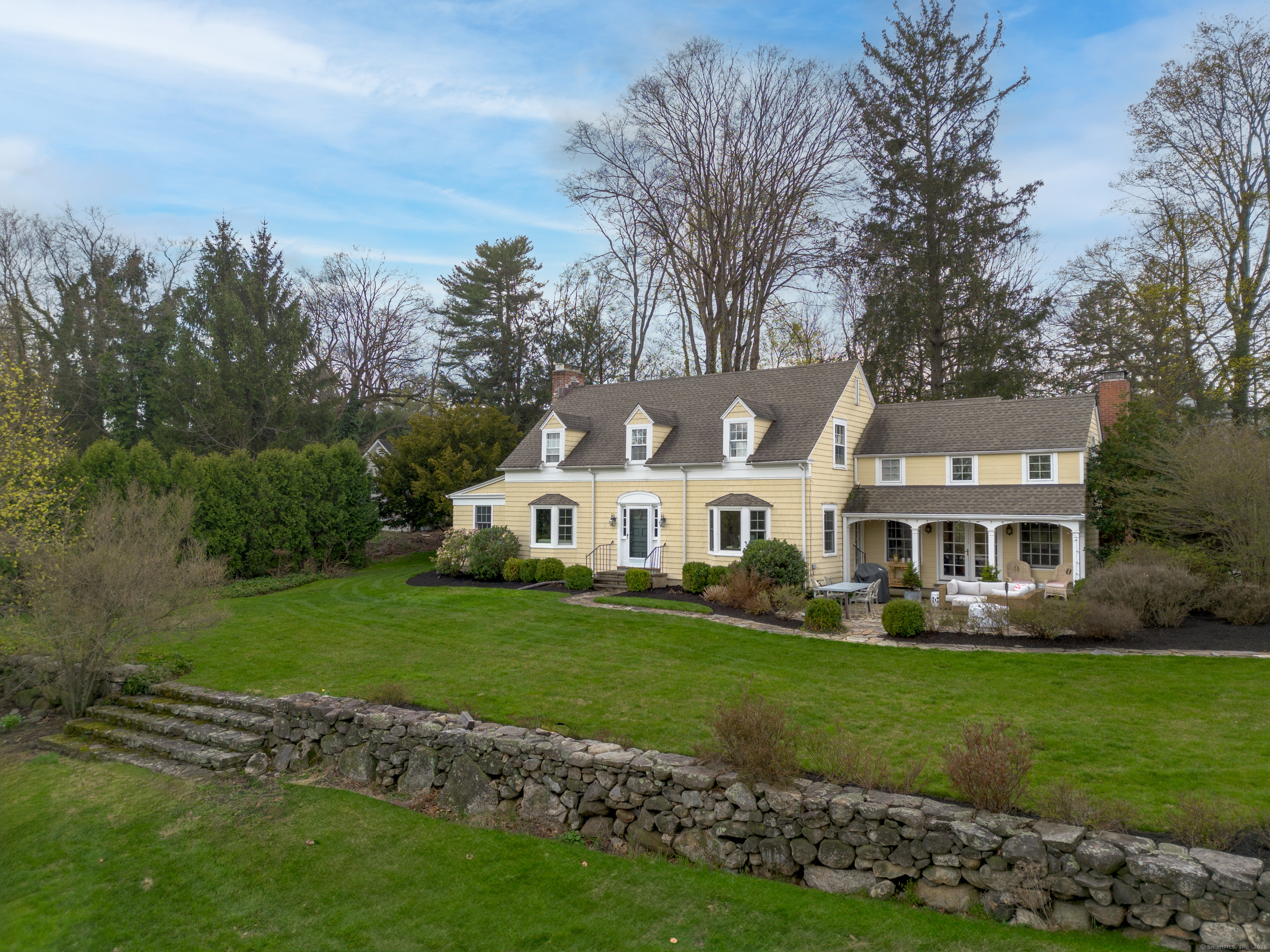 Holmewood Lane, New Canaan, Connecticut - 4 Bedrooms  
5 Bathrooms  
11 Rooms - 