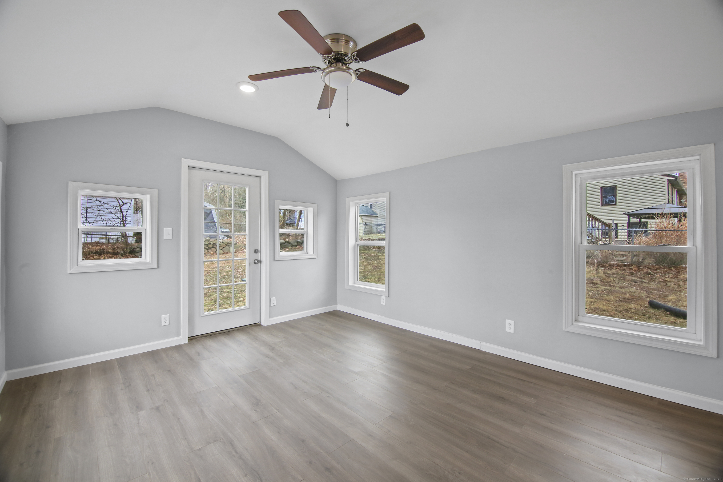 Bristol, Connecticut 06010, United States, 3 Bedrooms Bedrooms, ,1 BathroomBathrooms,Residential,Pending,19036