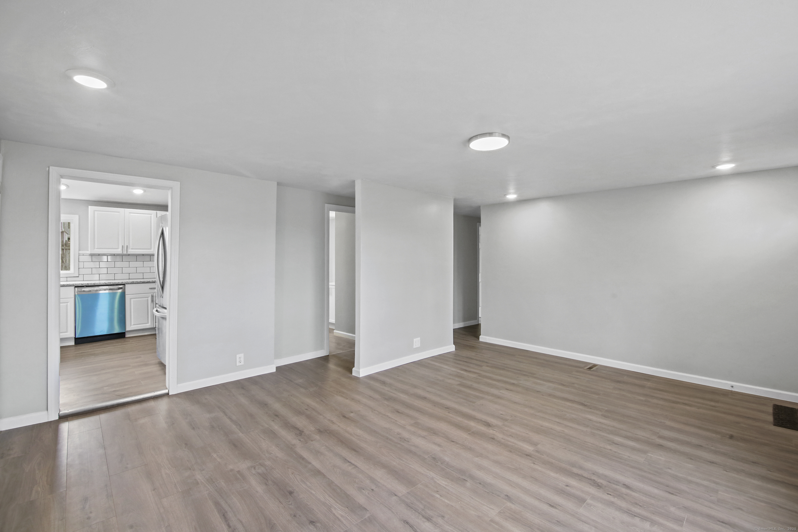 Bristol, Connecticut 06010, United States, 3 Bedrooms Bedrooms, ,1 BathroomBathrooms,Residential,Pending,19036