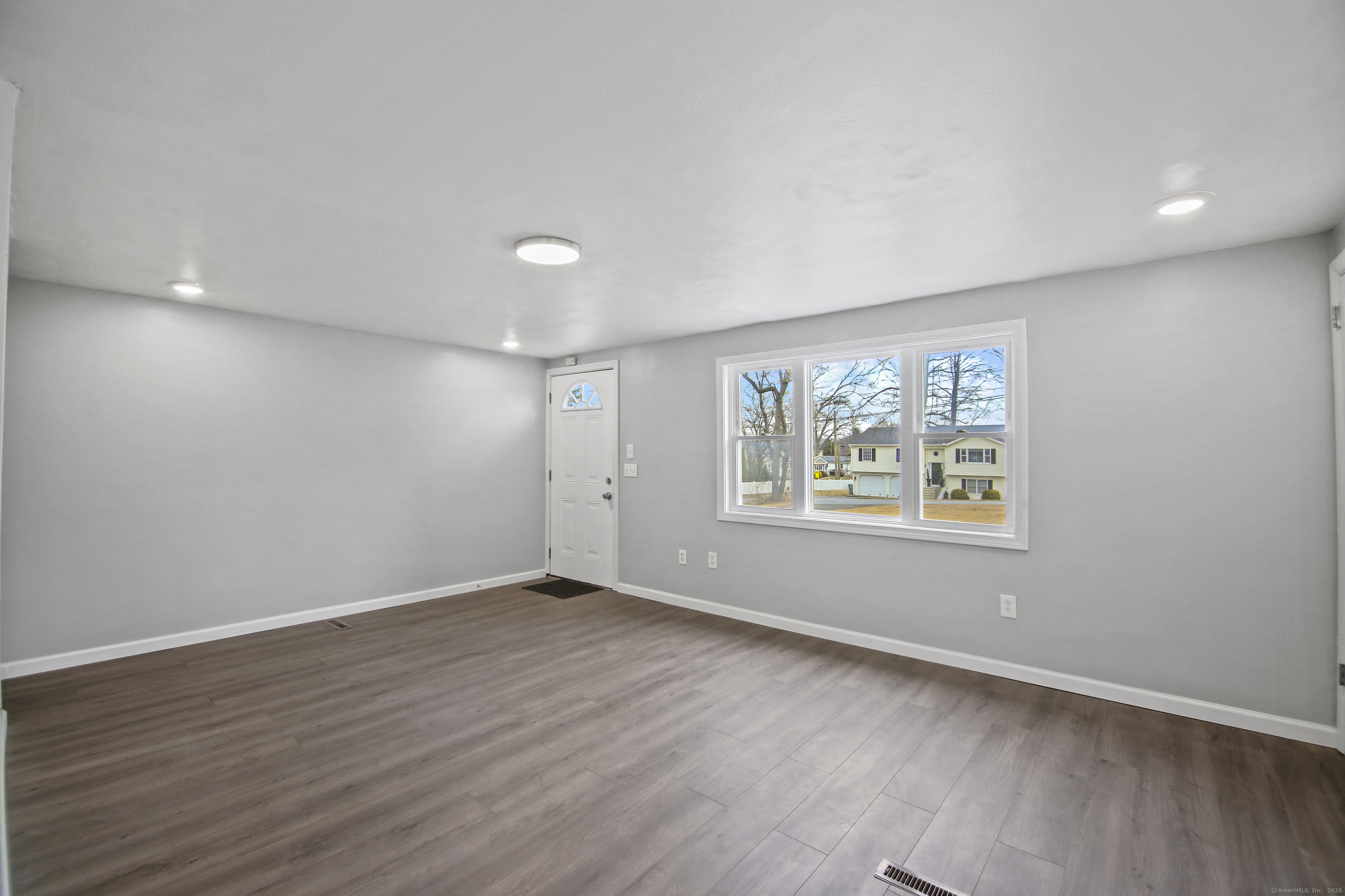 Bristol, Connecticut 06010, United States, 3 Bedrooms Bedrooms, ,1 BathroomBathrooms,Residential,Pending,19036