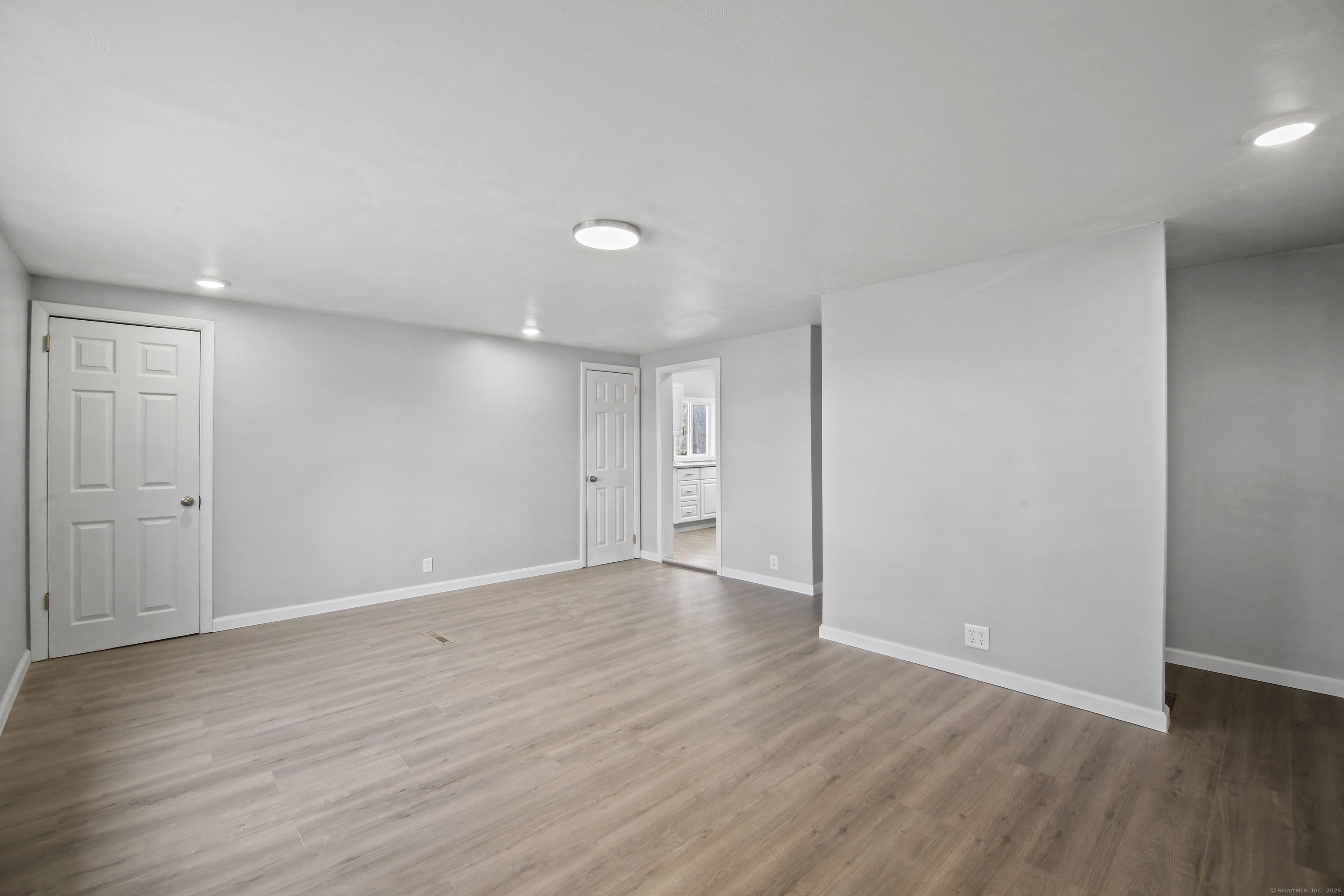 Bristol, Connecticut 06010, United States, 3 Bedrooms Bedrooms, ,1 BathroomBathrooms,Residential,Pending,19036