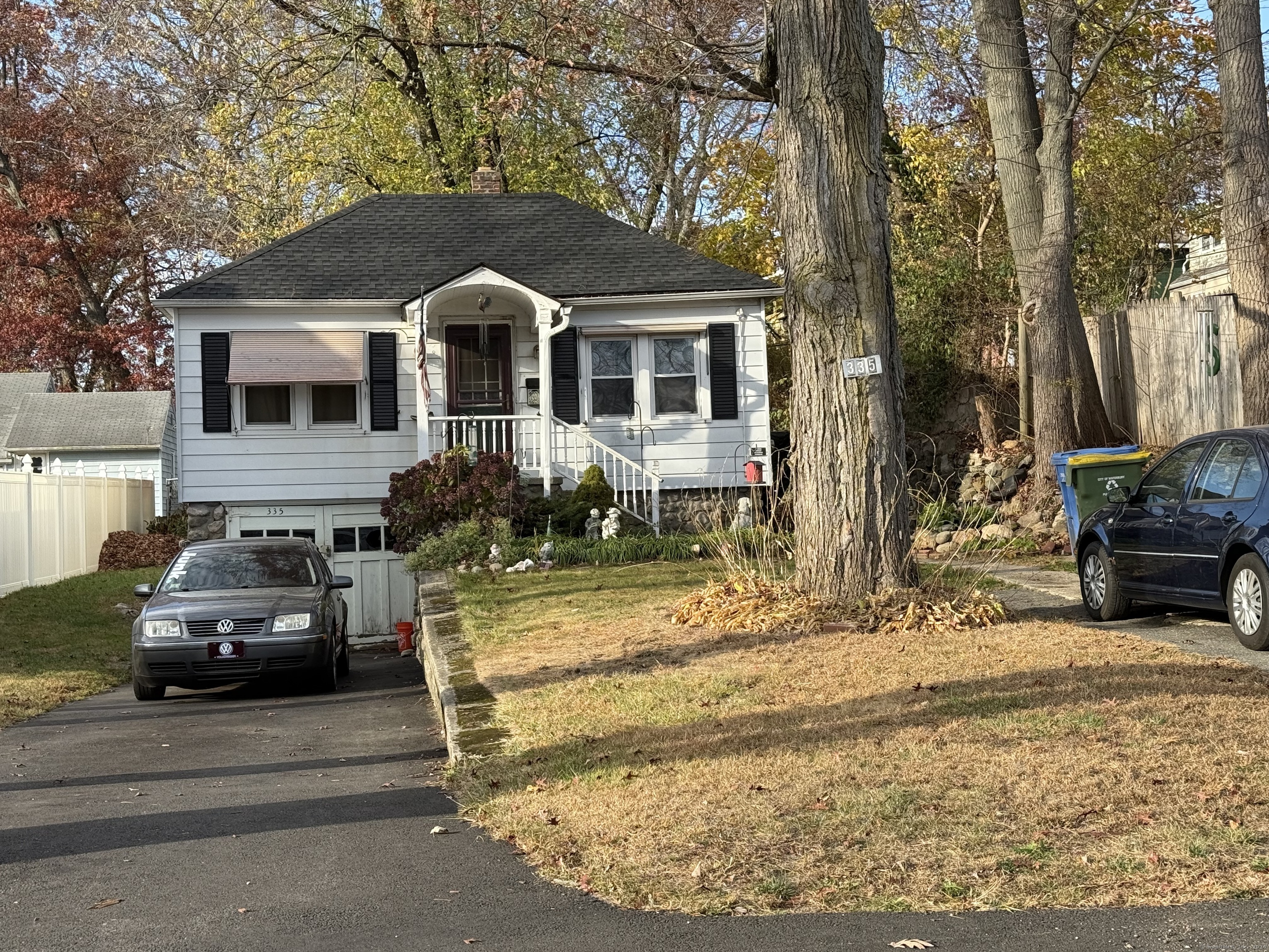 Raymond Street, Waterbury, Connecticut - 2 Bedrooms  
1 Bathrooms  
4 Rooms - 