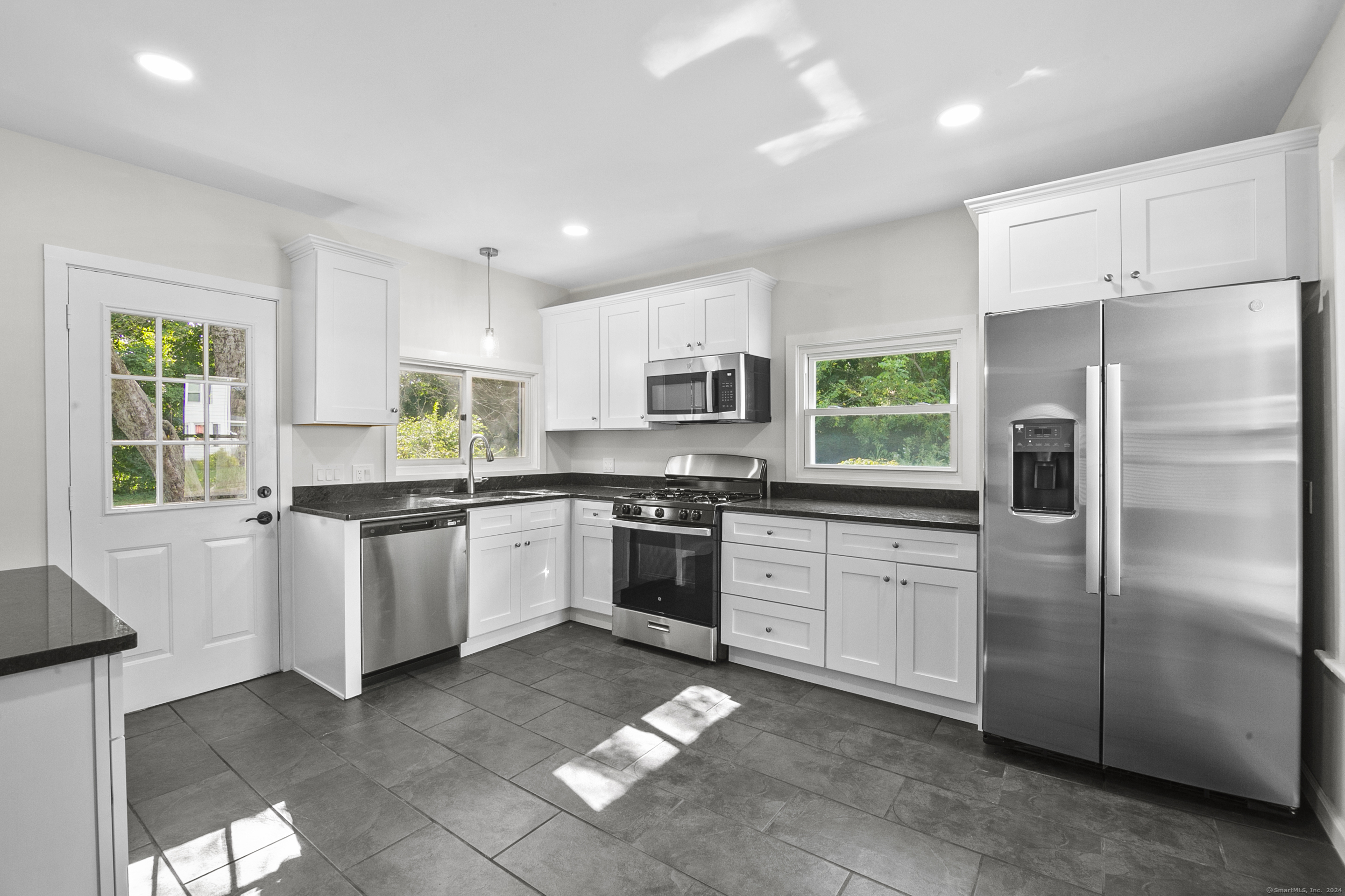 Meriden, Connecticut 06450, United States, 3 Bedrooms Bedrooms, ,1 BathroomBathrooms,Residential,Pending,43747