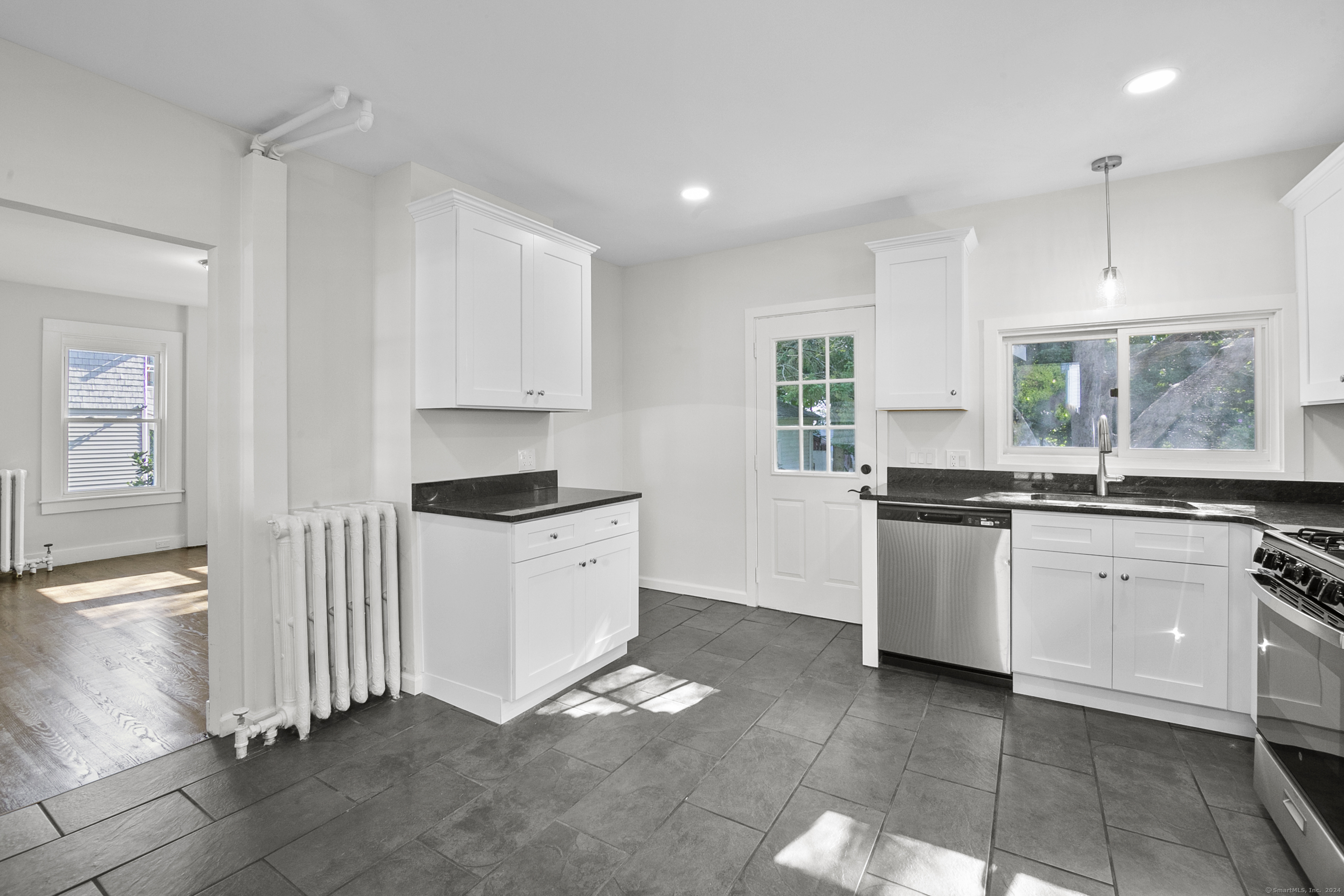 Meriden, Connecticut 06450, United States, 3 Bedrooms Bedrooms, ,1 BathroomBathrooms,Residential,Pending,43747