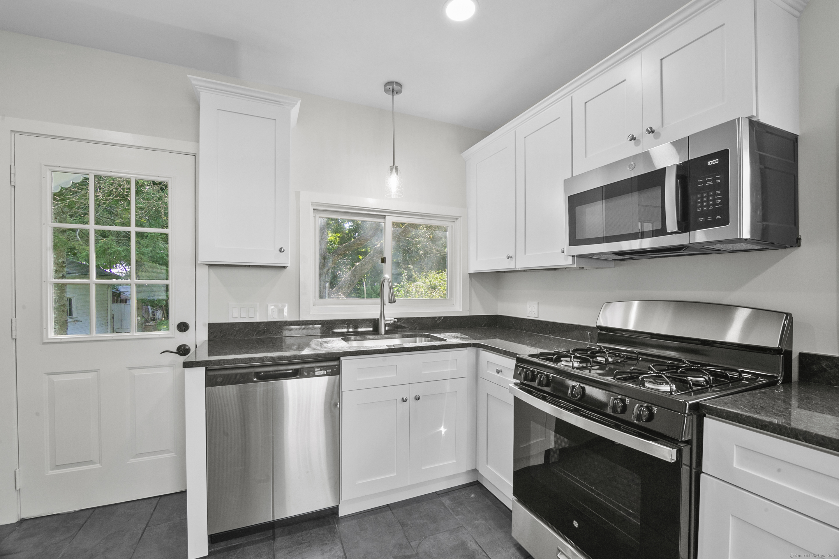 Meriden, Connecticut 06450, United States, 3 Bedrooms Bedrooms, ,1 BathroomBathrooms,Residential,Pending,43747