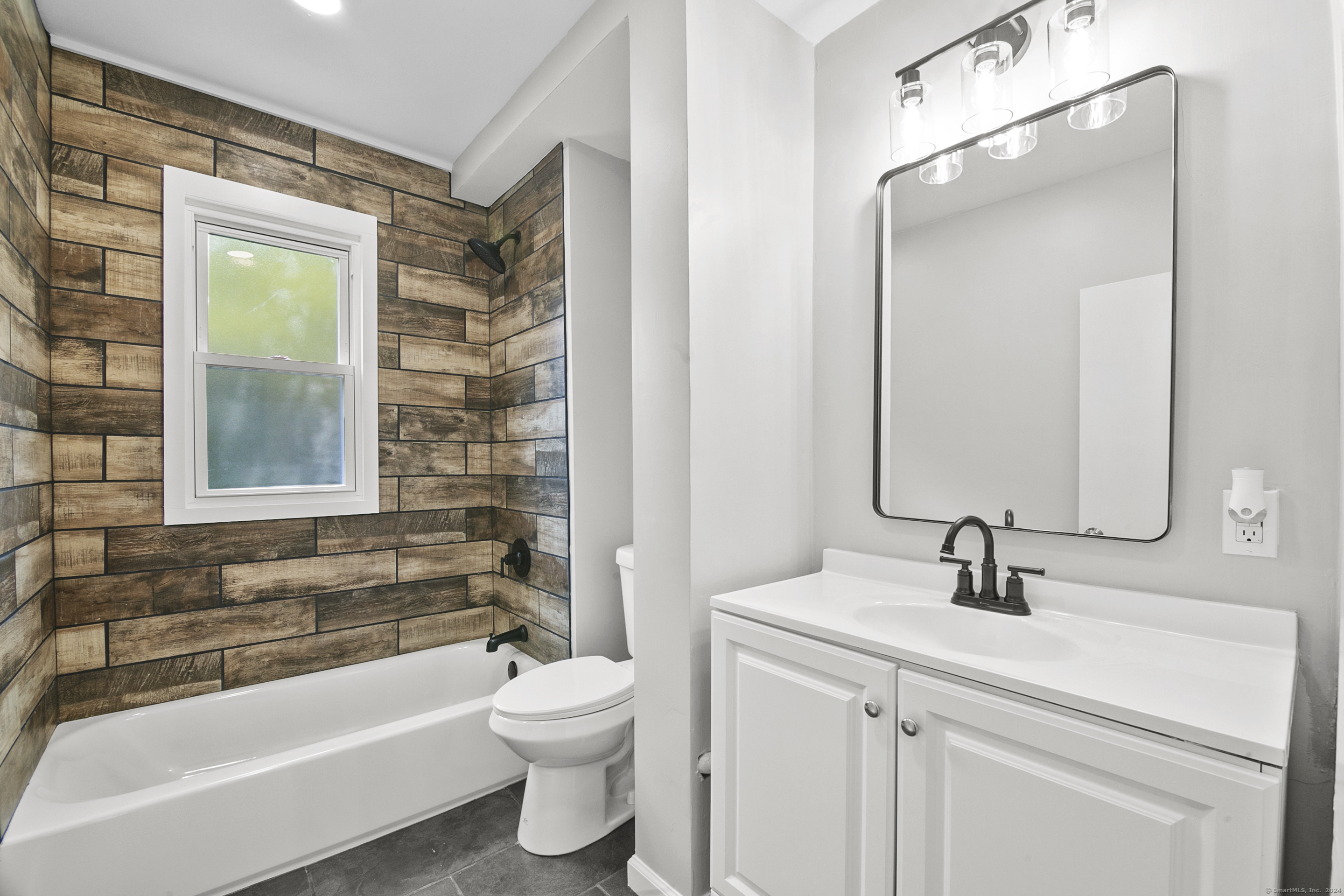 Meriden, Connecticut 06450, United States, 3 Bedrooms Bedrooms, ,1 BathroomBathrooms,Residential,Pending,43747