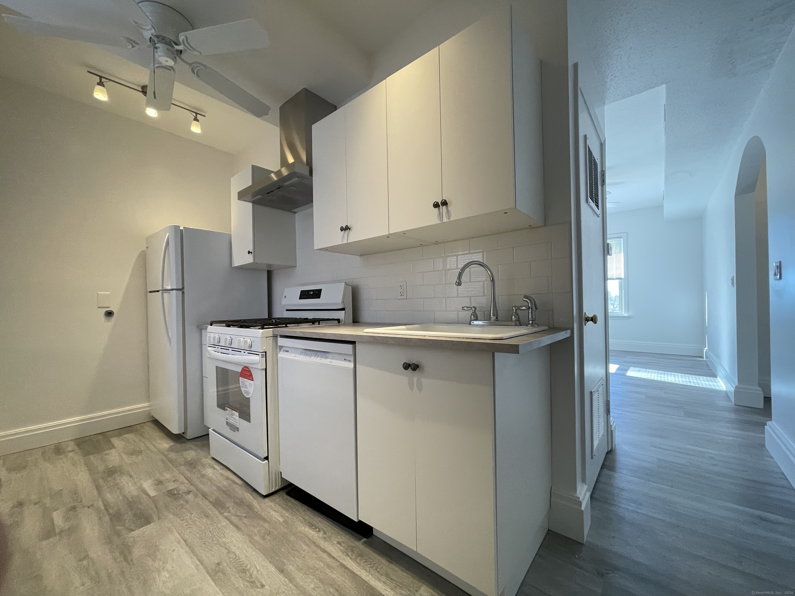 Lenox Street Apt K, New Haven, Connecticut - 2 Bedrooms  
2 Bathrooms  
7 Rooms - 