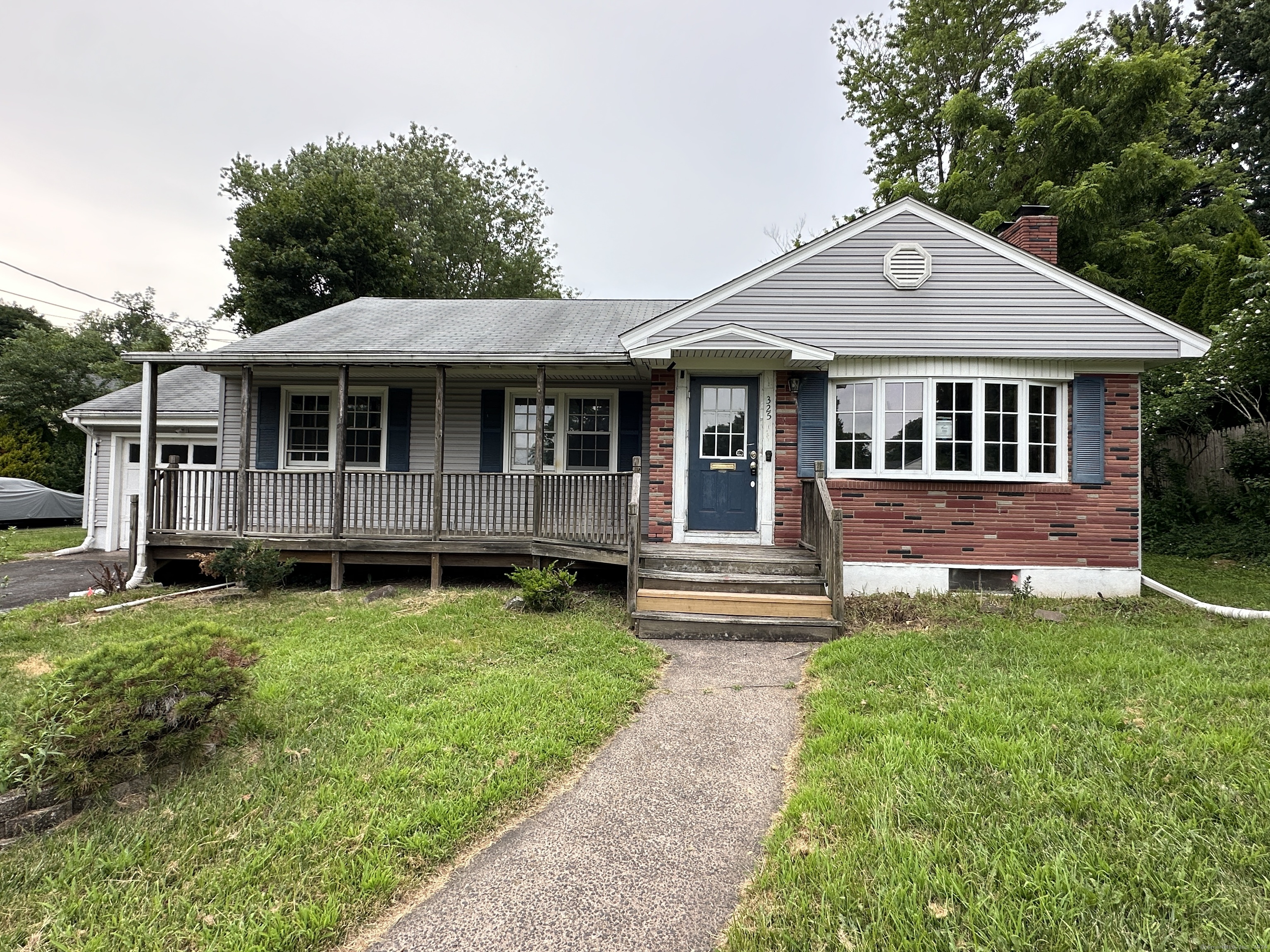 325 Grandview Avenue, Hamden, Connecticut - 2 Bedrooms  
1 Bathrooms  
5 Rooms - 