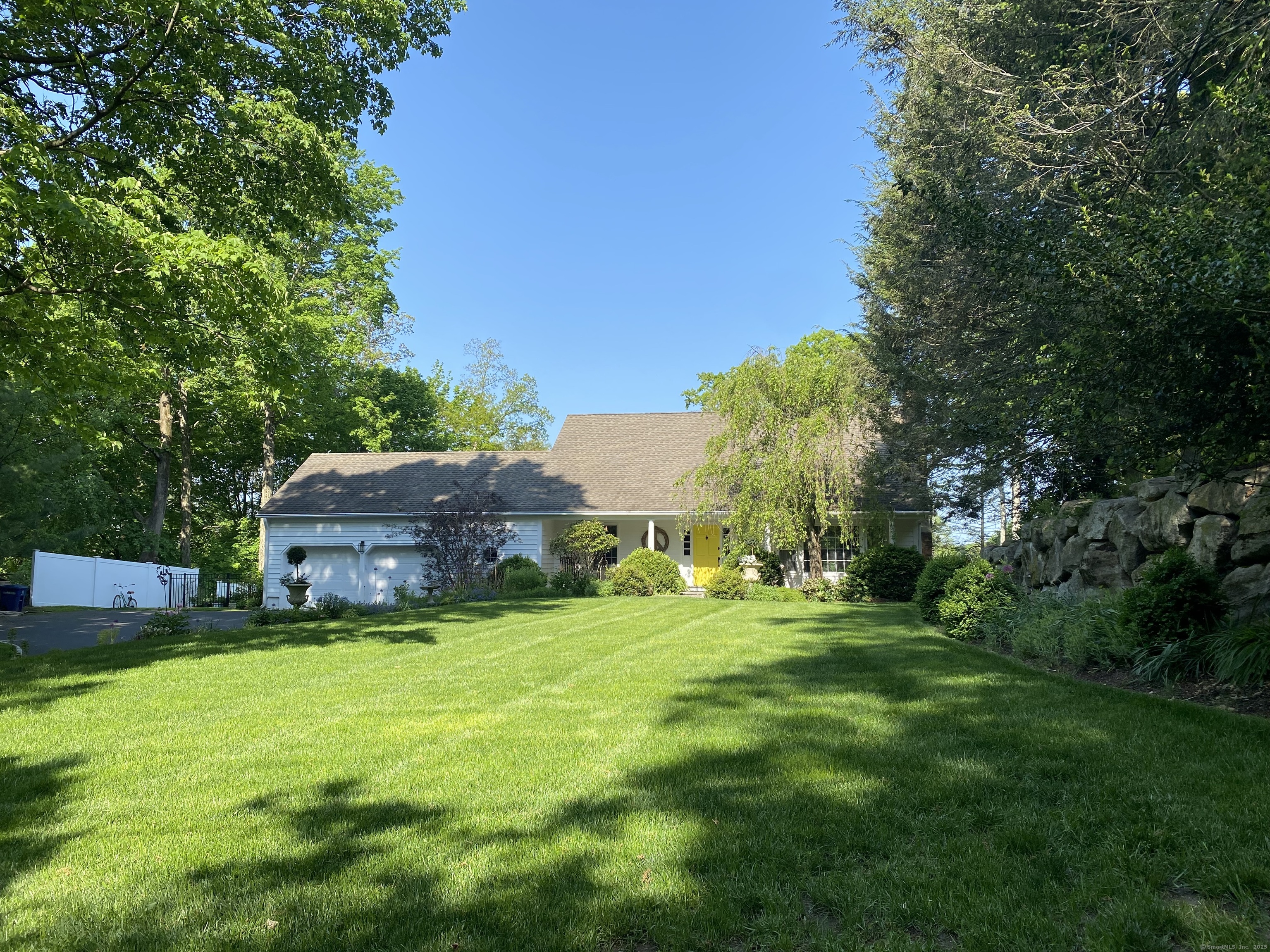 11 Thomas Road, Westport, Connecticut - 4 Bedrooms  
3.5 Bathrooms  
8 Rooms - 