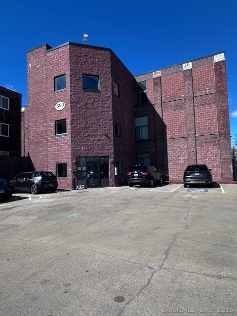 Charles Street Apt 211, Bridgeport, Connecticut - 2 Bedrooms  
2 Bathrooms  
5 Rooms - 