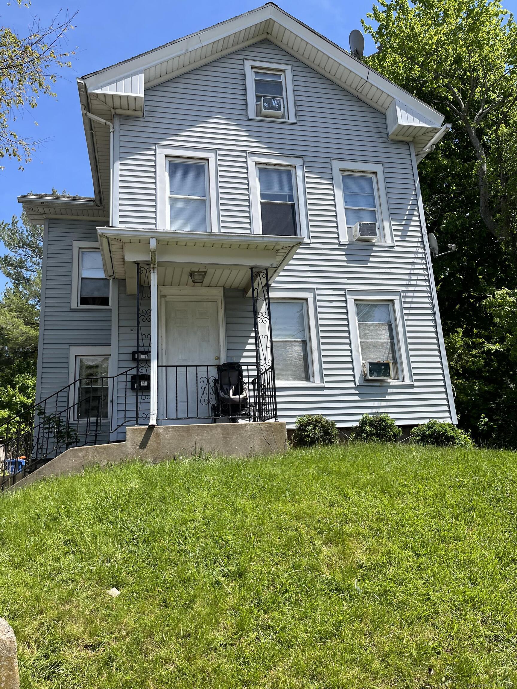 View Street, Meriden, Connecticut - 6 Bedrooms  
2 Bathrooms  
10 Rooms - 