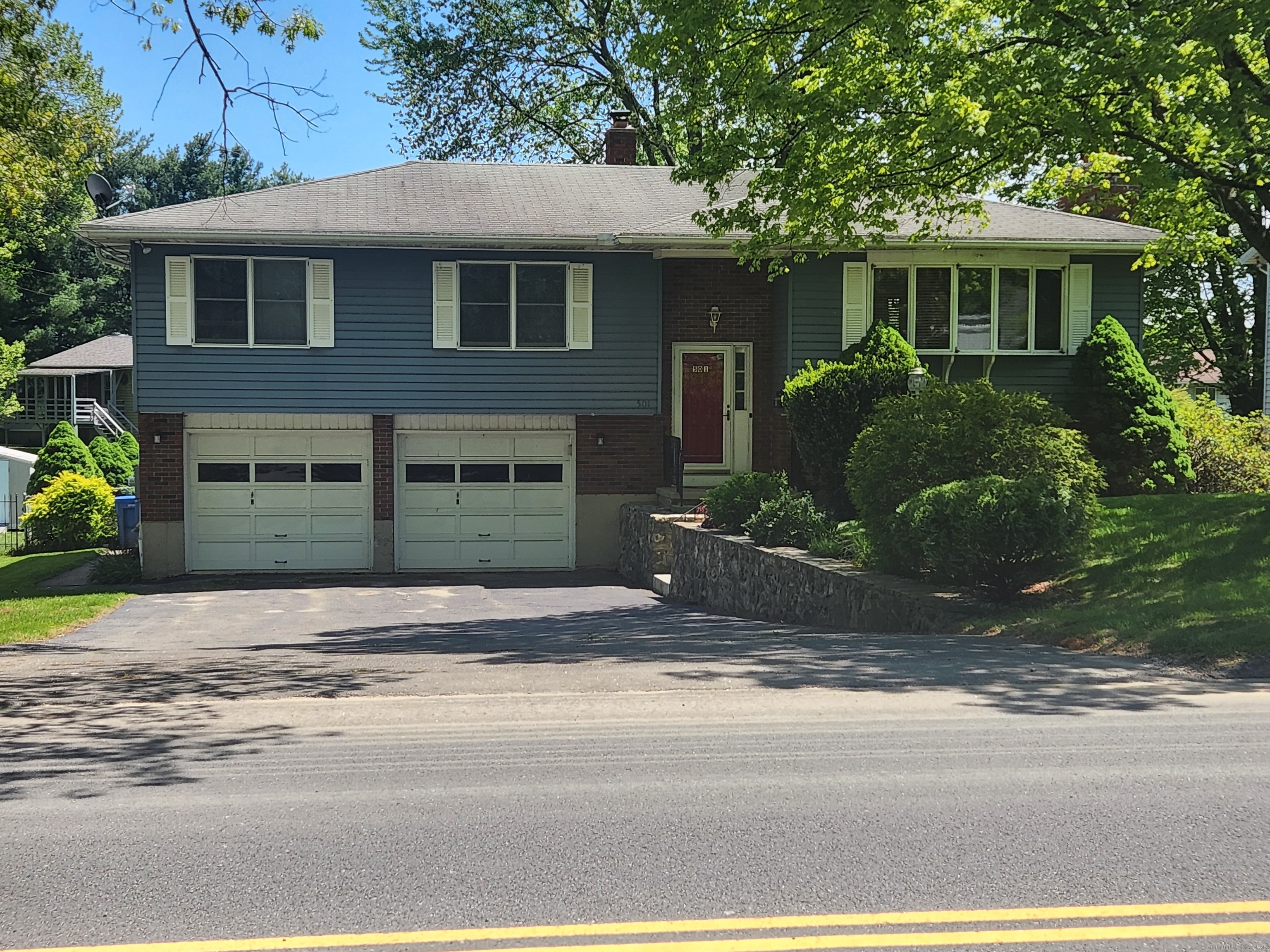 Property for Sale at Country Club Road, Waterbury, Connecticut - Bedrooms: 3 
Bathrooms: 3 
Rooms: 7  - $389,900