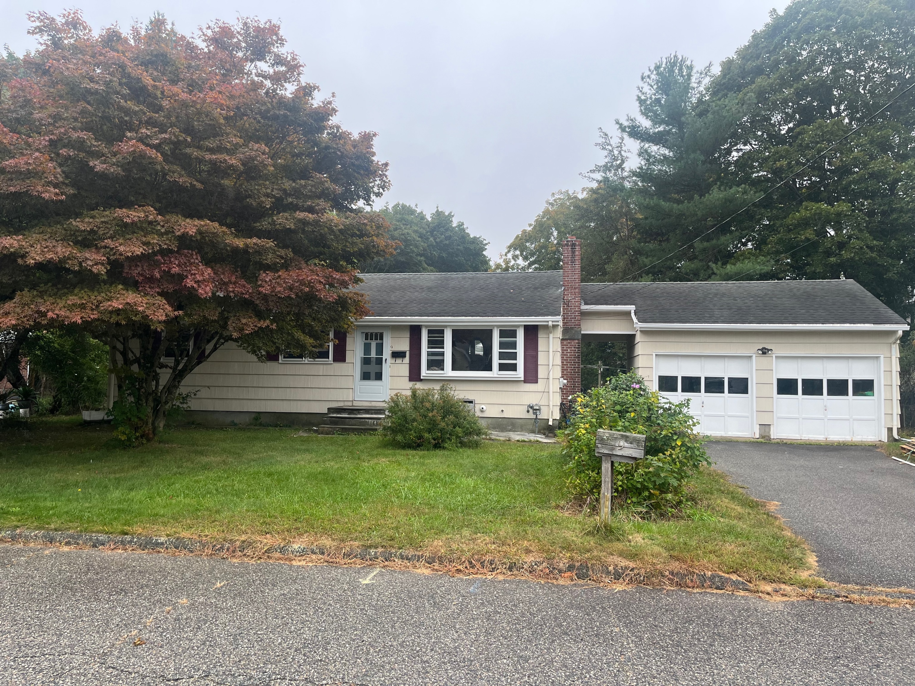 9 Delmar Court, Norwich, Connecticut - 3 Bedrooms  
2 Bathrooms  
6 Rooms - 