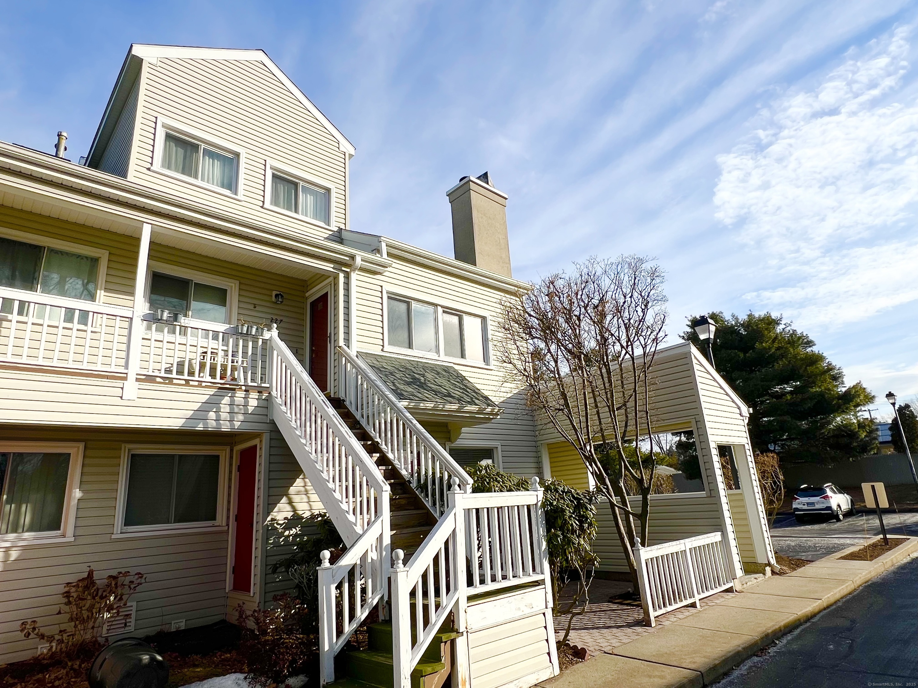 E Main Street Apt 227, Stratford, Connecticut - 2 Bedrooms  
2 Bathrooms  
5 Rooms - 