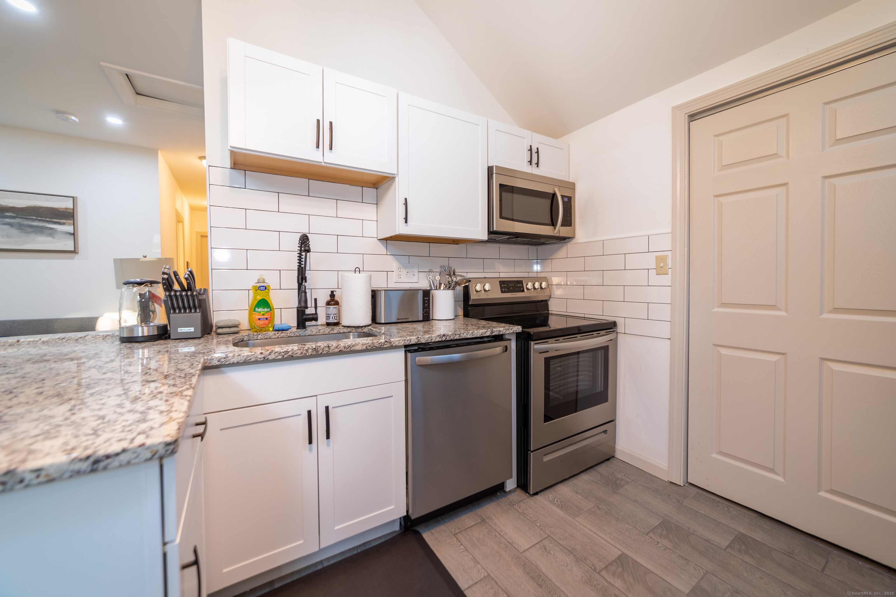 Sheffield Avenue, New Haven, Connecticut - 2 Bedrooms  
1 Bathrooms  
5 Rooms - 