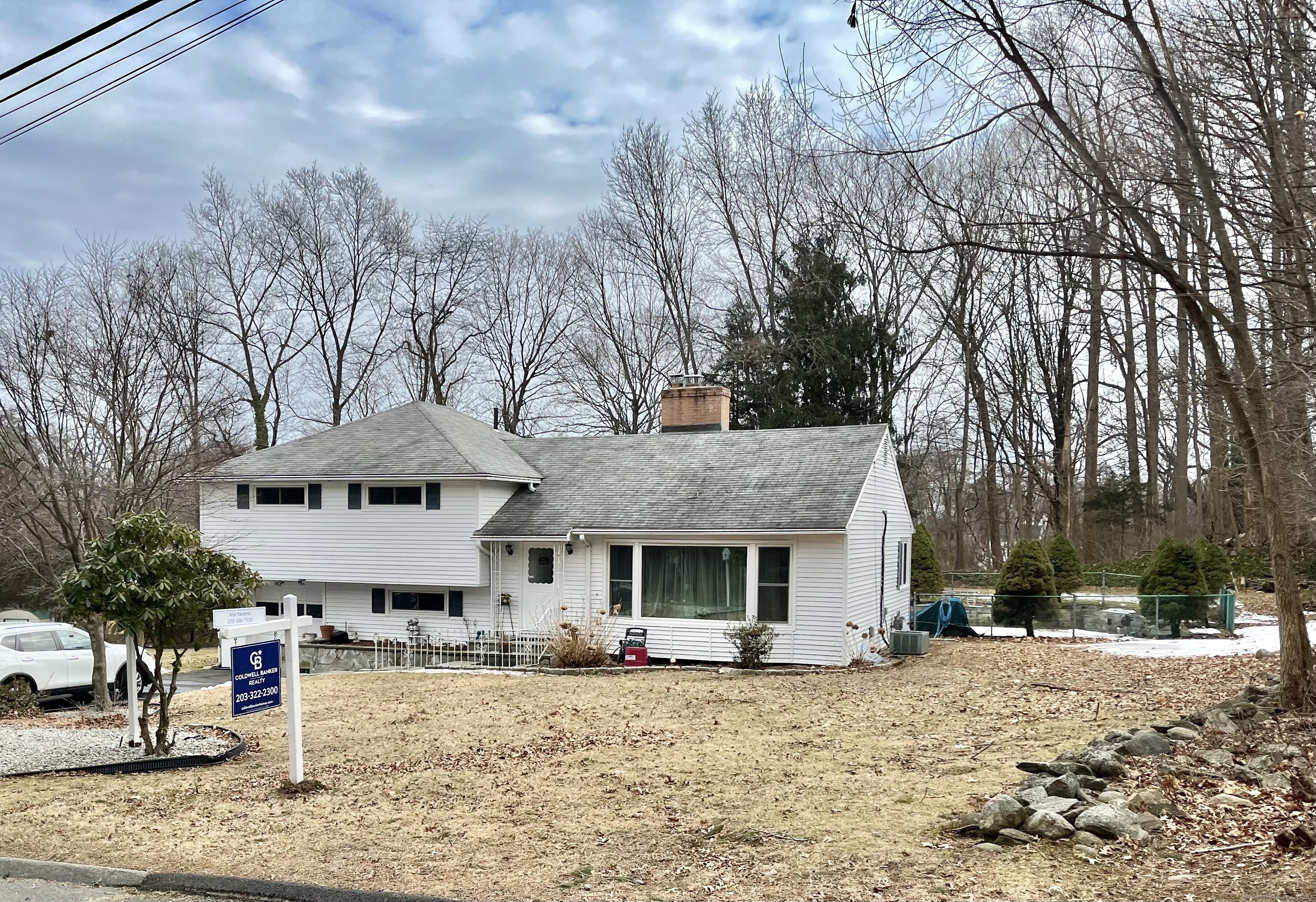 Geraldine Circle, Trumbull, Connecticut - 3 Bedrooms  
3 Bathrooms  
6 Rooms - 