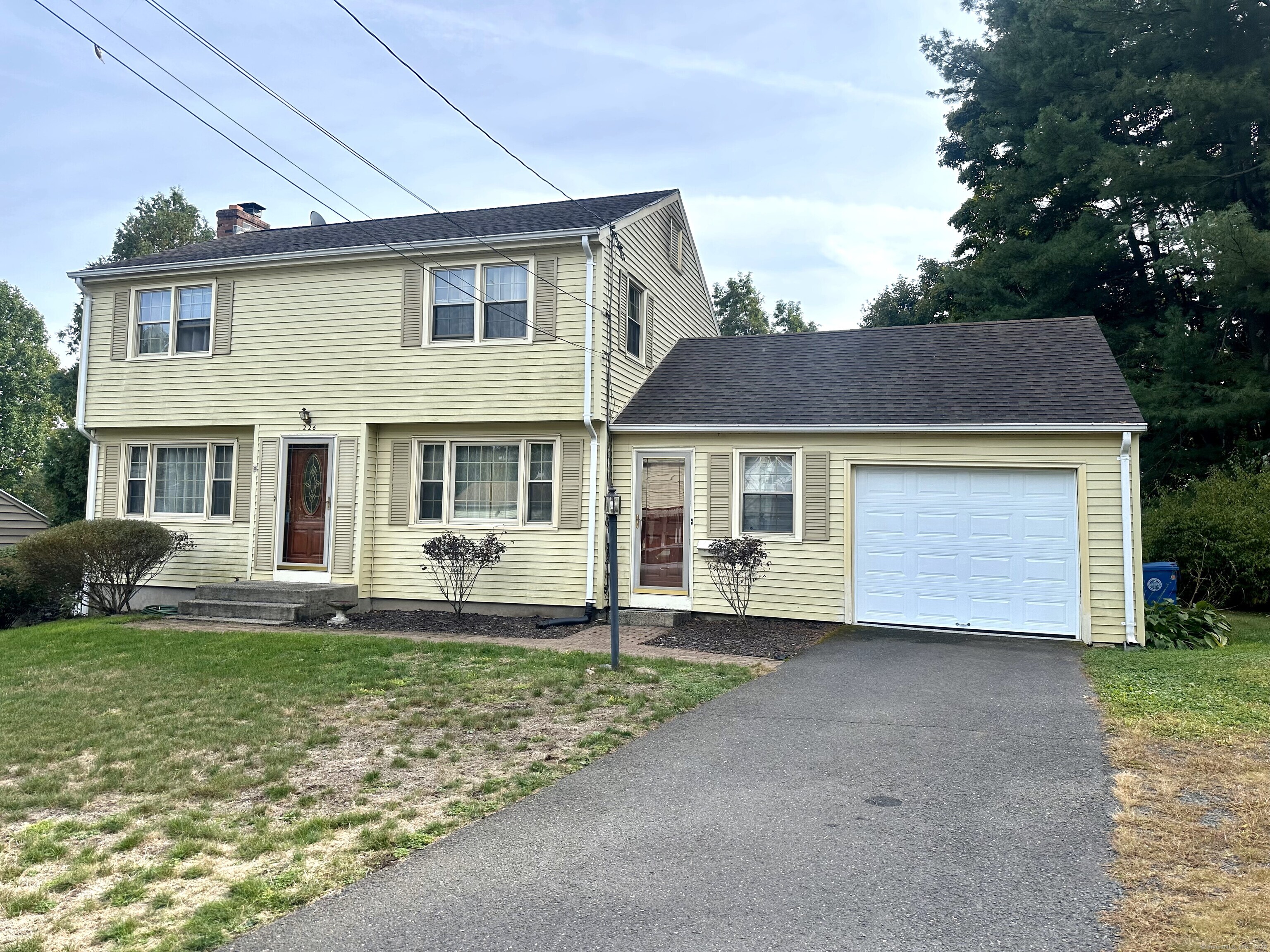 Butternut Lane, Berlin, Connecticut - 3 Bedrooms  
2 Bathrooms  
7 Rooms - 