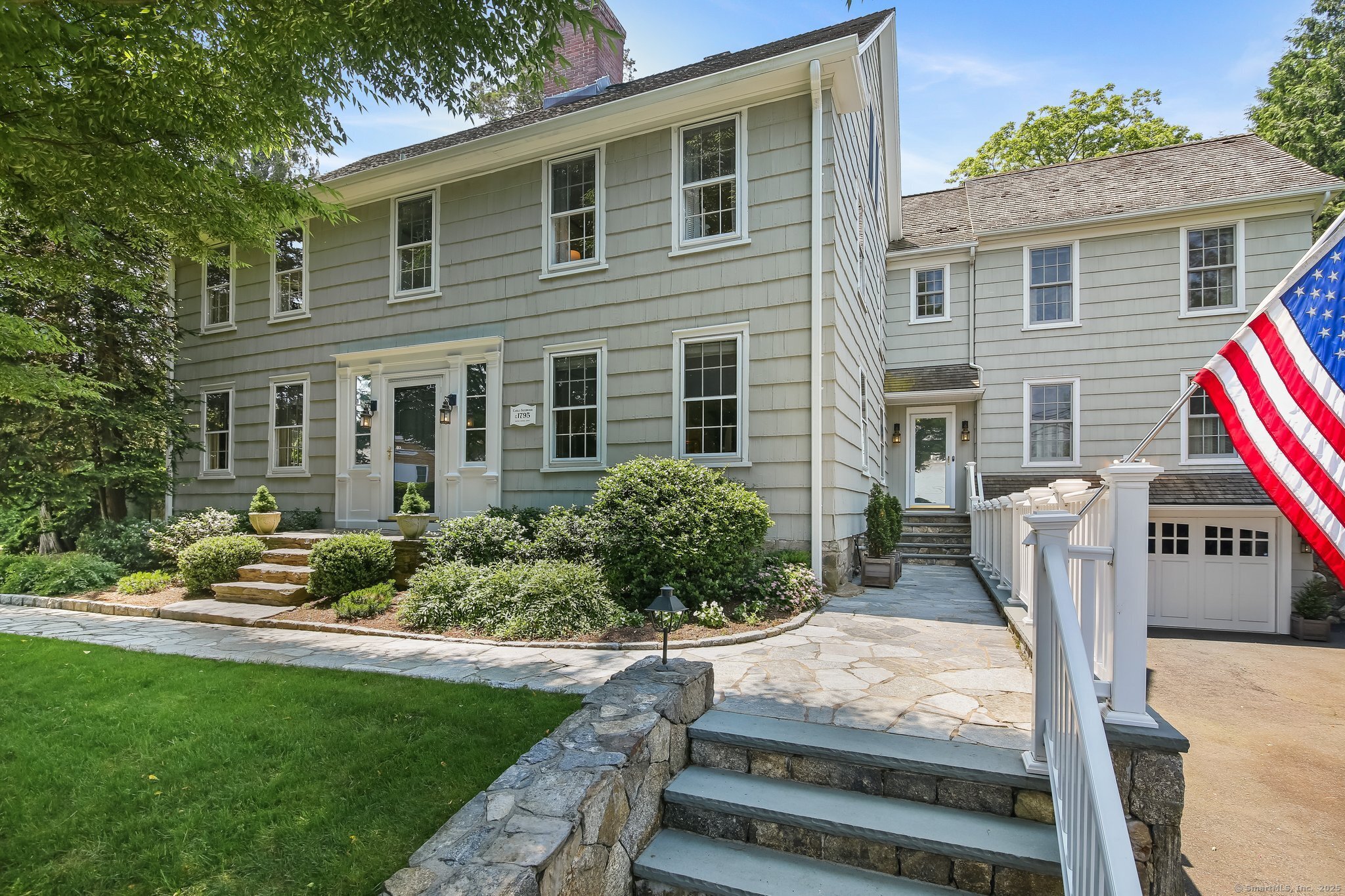 Hillspoint Road, Westport, Connecticut - 5 Bedrooms  
5 Bathrooms  
11 Rooms - 