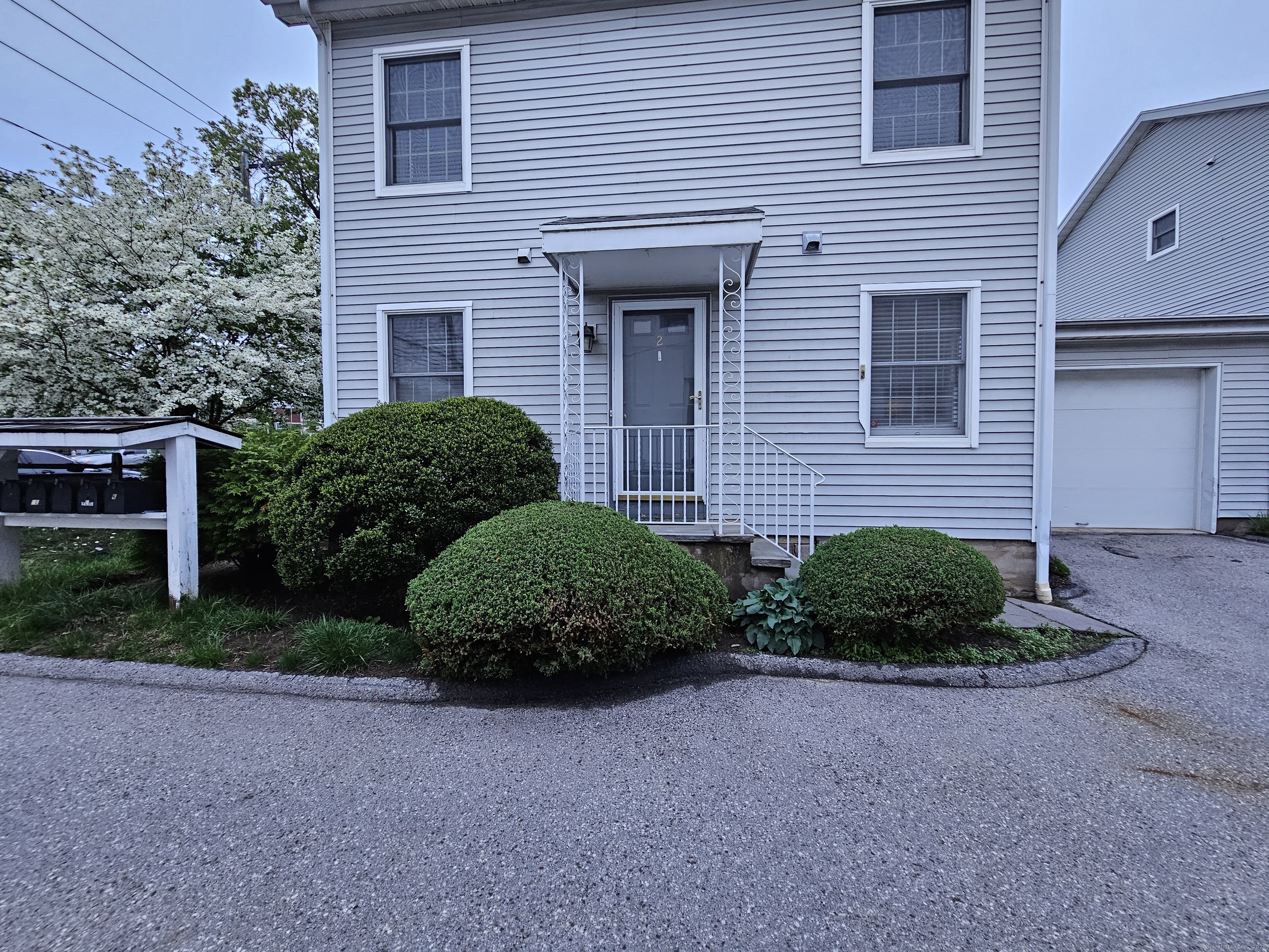 Seaside Avenue Apt 2, Stamford, Connecticut - 3 Bedrooms  
2 Bathrooms  
6 Rooms - 